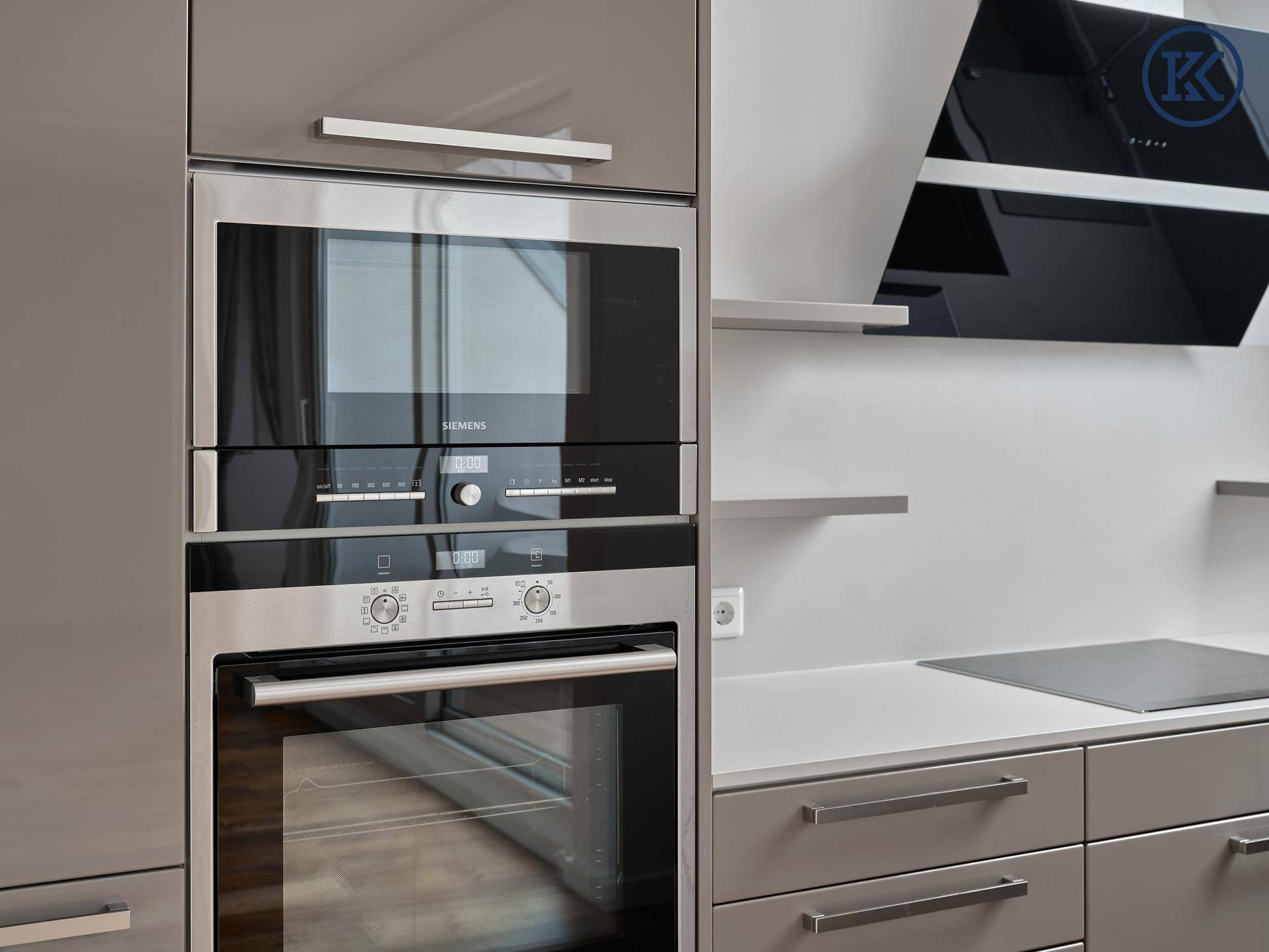 Nahaufnahme der modernen Einbaugeräte in der Küche, darunter Backofen und Mikrowelle von Siemens.
