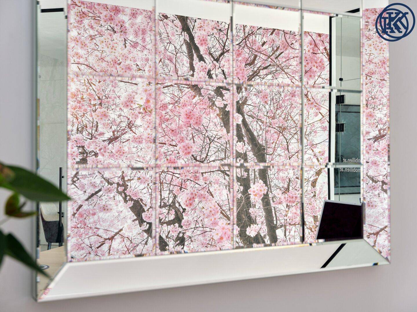 Spiegelwand reflektiert die Kirschblüten-Tapete und den Bürobereich, schafft Weite.