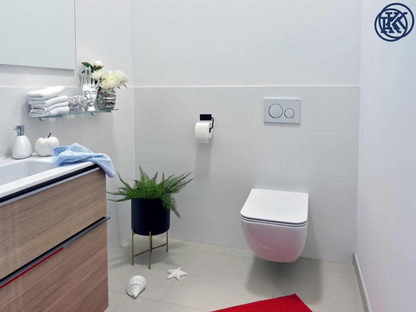 Modernes Badezimmer mit wandhängender Toilette, Holzwaschtisch und weißen Fliesen.