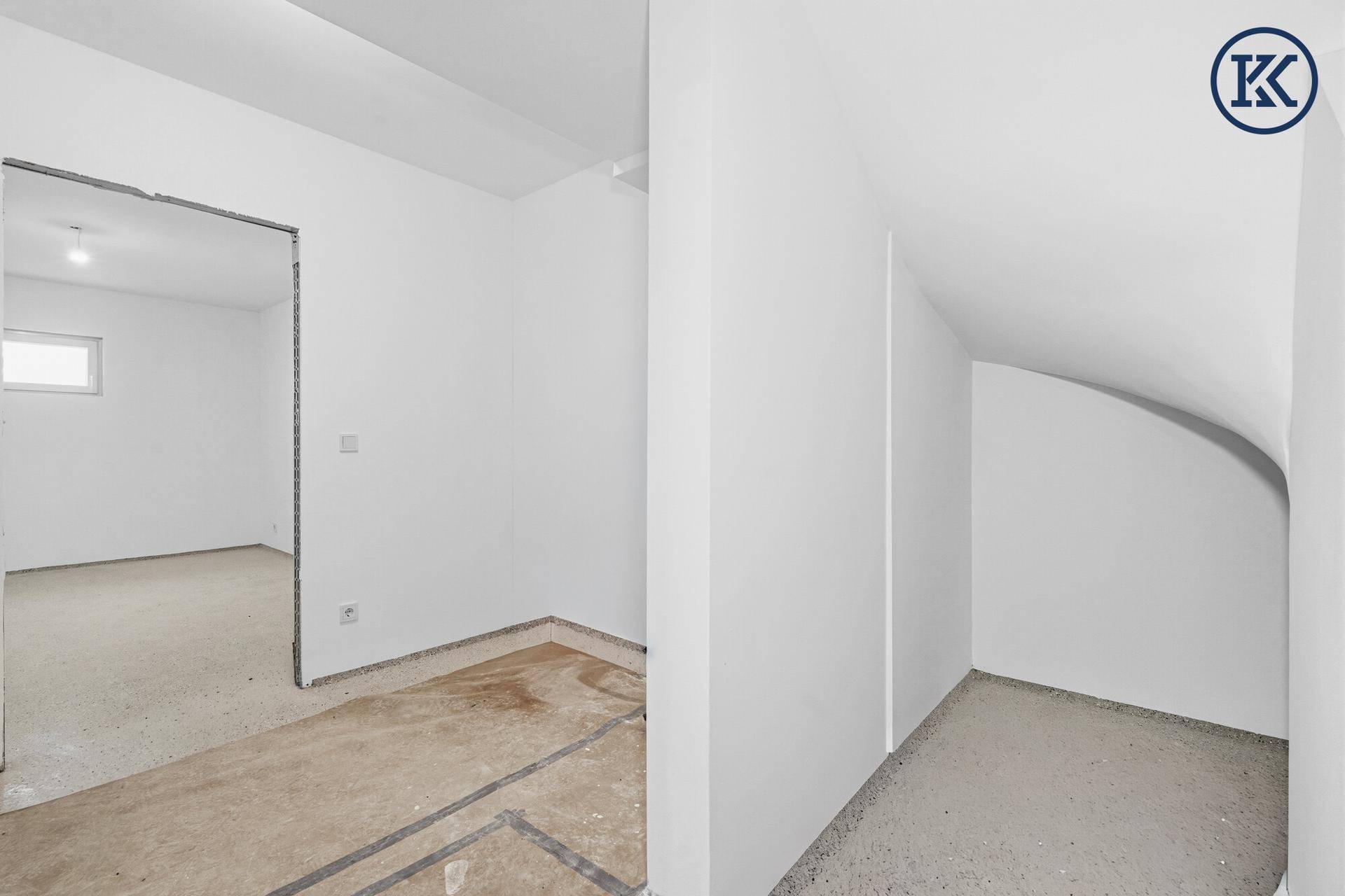 Abstellraum unter der Treppe im Rohbau, ideal für zusätzlichen Stauraum.