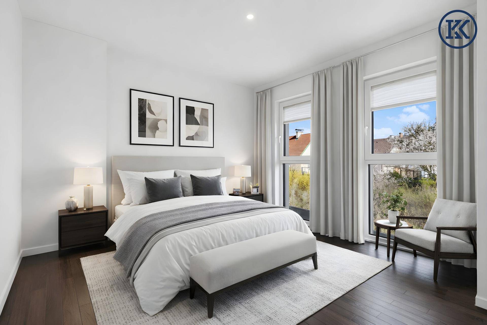 Modernes Schlafzimmer mit dunklem Holzboden, großem Bett und viel Tageslicht durch hohe Fenster.
