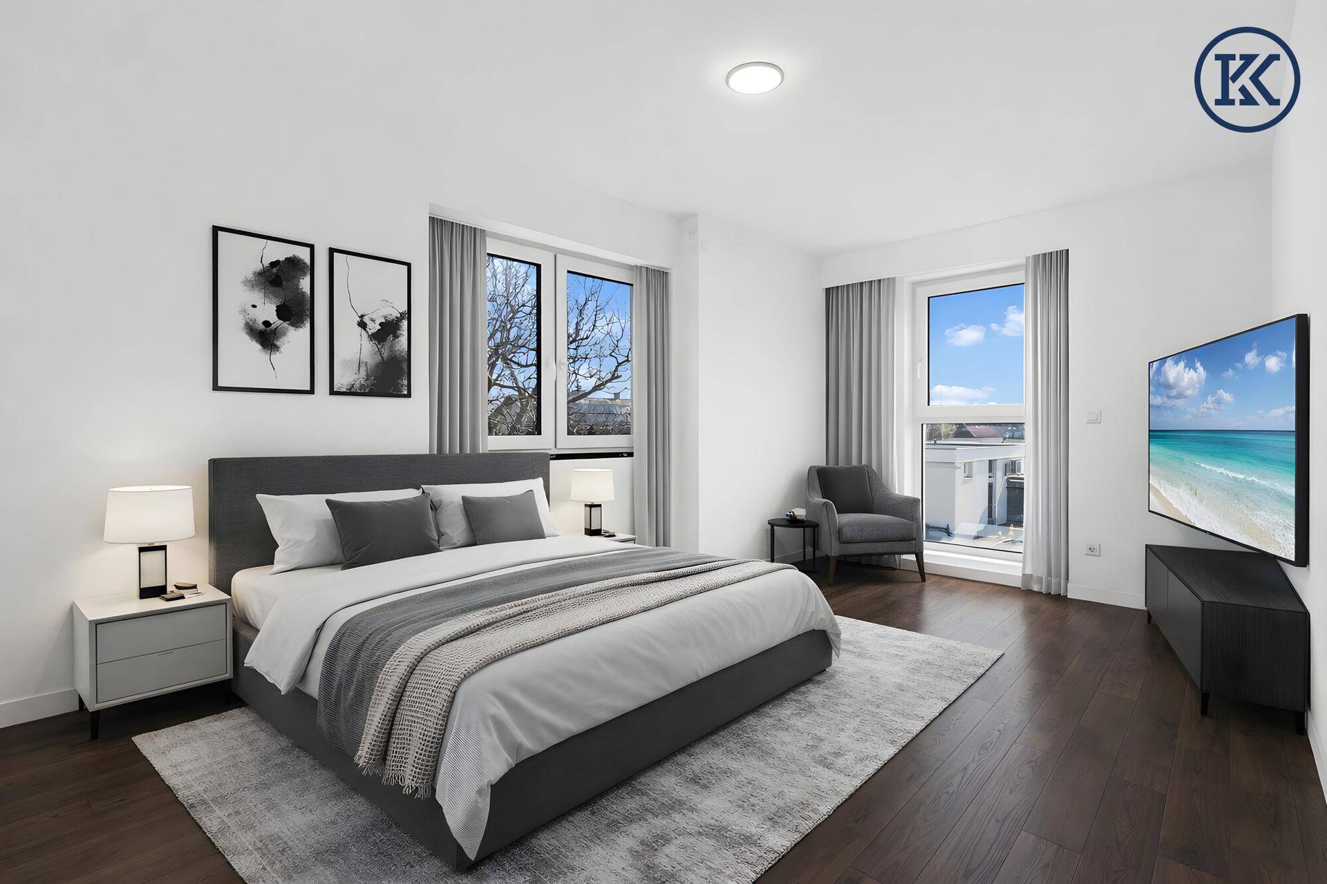 Helles Schlafzimmer mit dunklem Holzboden, großem Bett und Blick ins Grüne durch die Fenster.