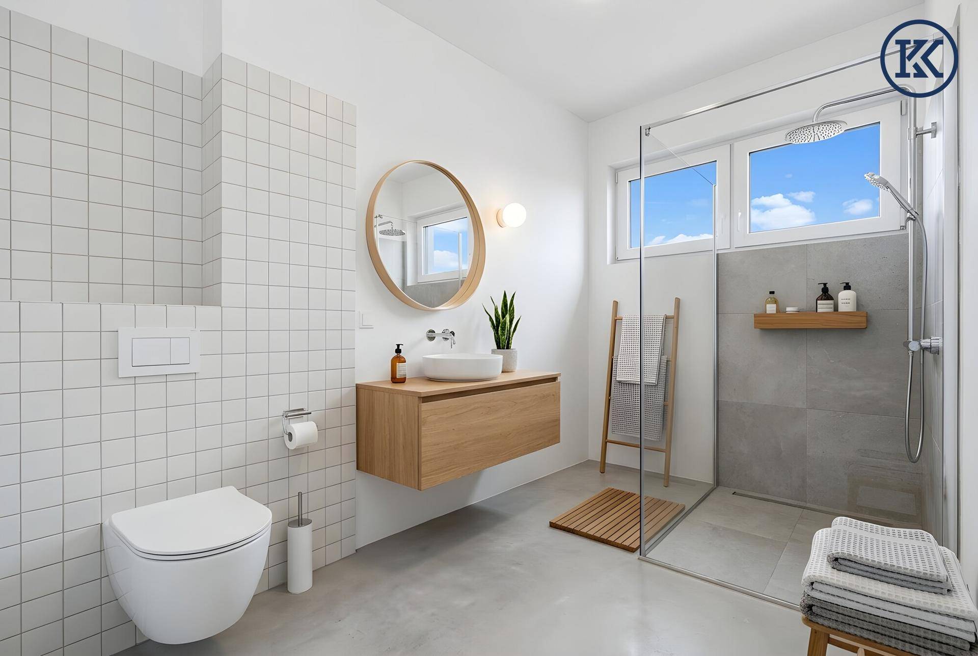 Modernes Badezimmer mit großer Dusche, rundem Spiegel und Holzwaschtisch, hell und funktional.