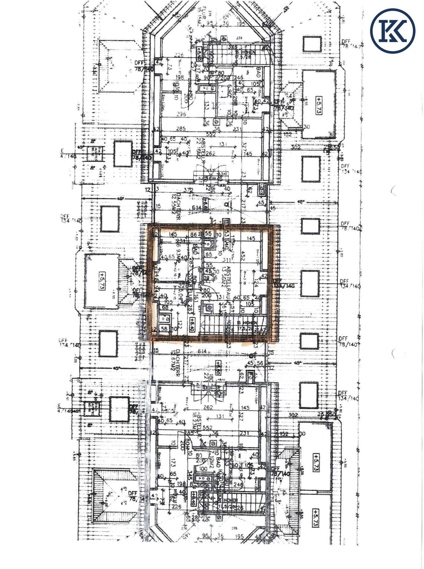 Grundrissplan einer oberen Etage mit mehreren Zimmern und Dachschrägen.