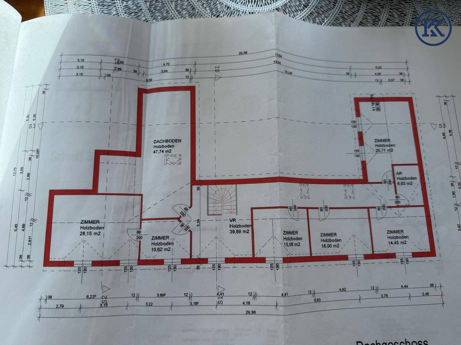 Handgezeichneter Grundriss des Dachgeschosses mit Zimmern und Dachbodenflächen.