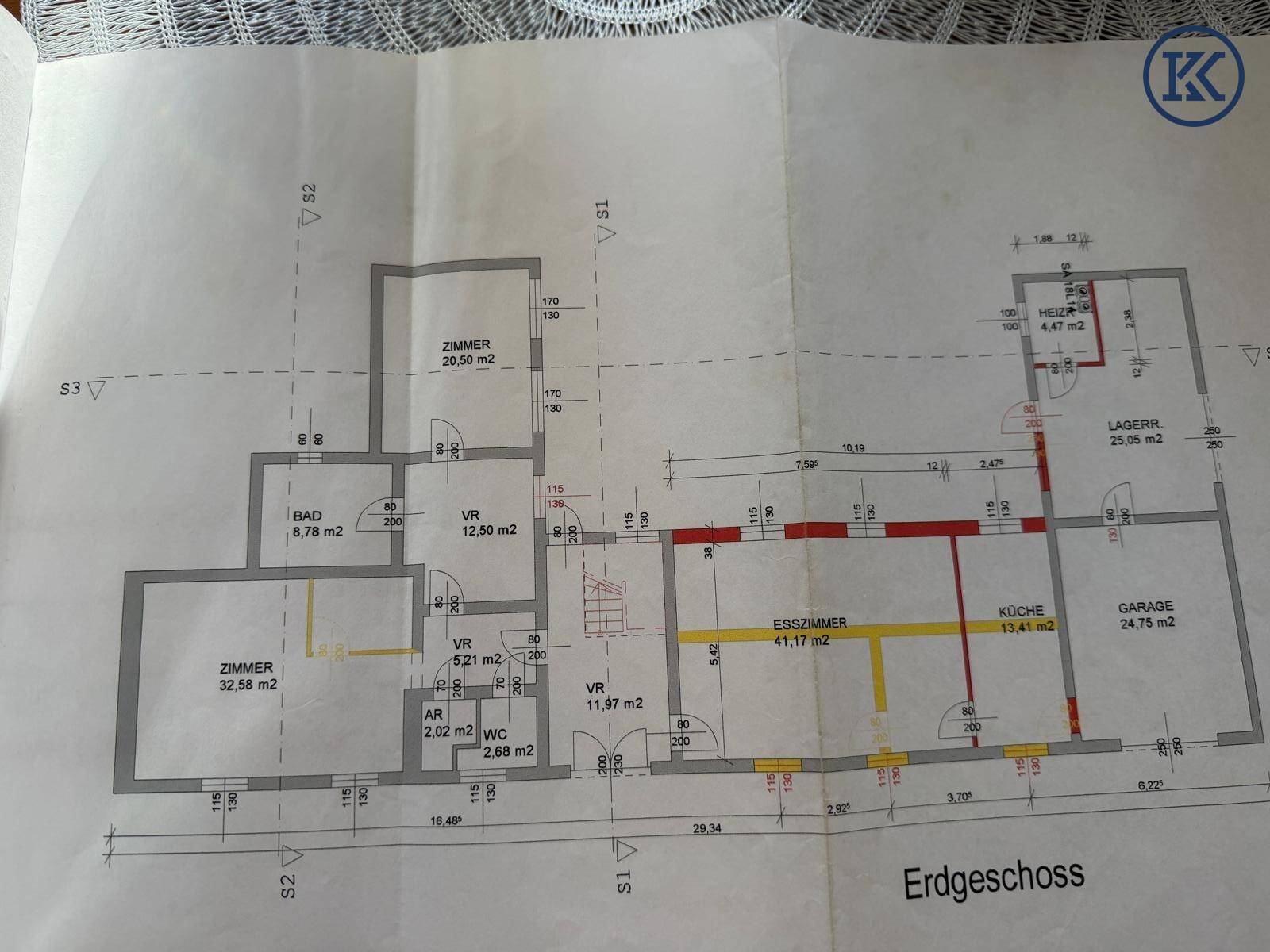 Handgezeichneter Grundriss des Erdgeschosses mit Raumaufteilung und Maßen.
