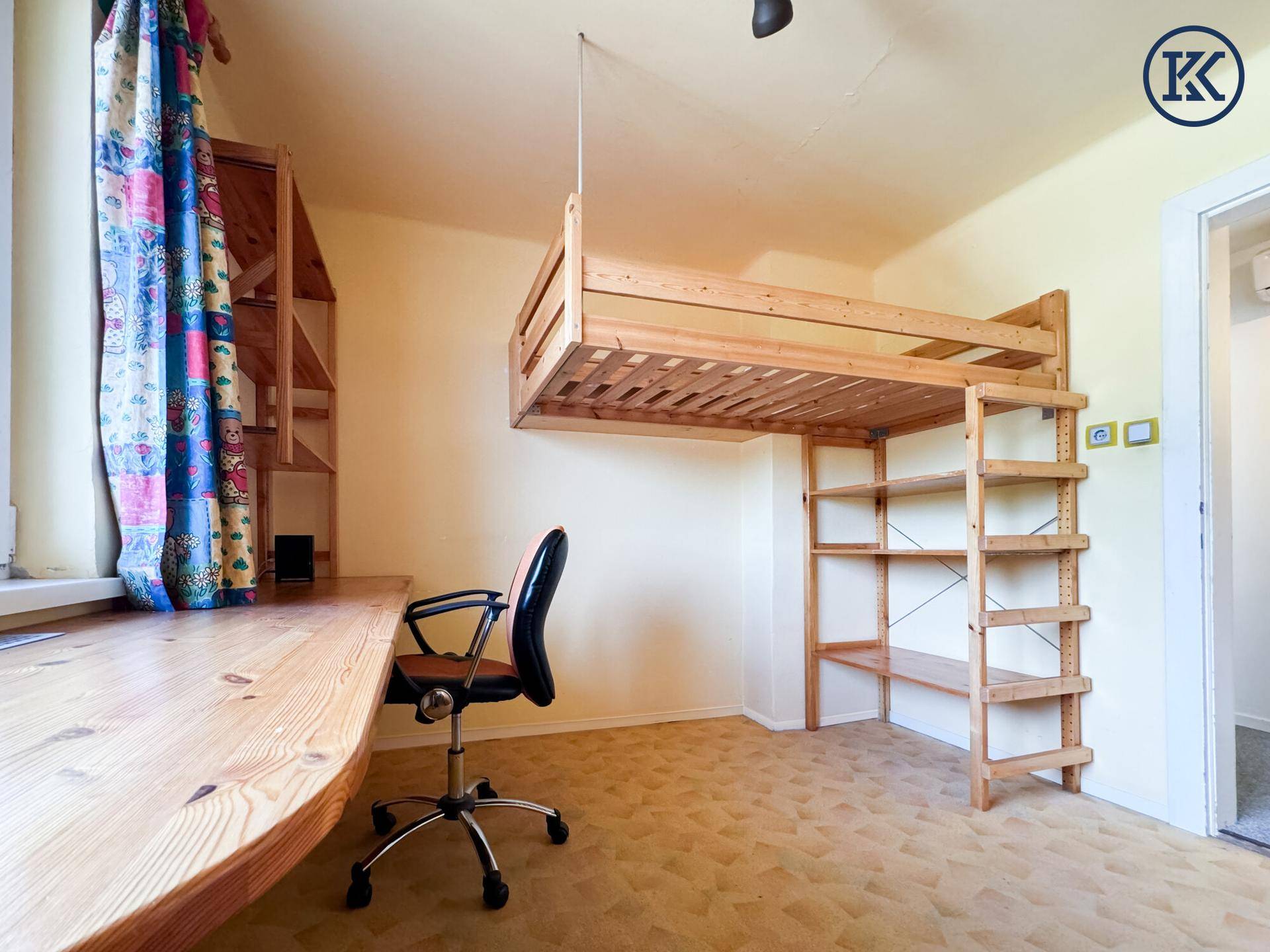 Detailansicht des Holzhochbetts und des Arbeitsbereichs mit Schreibtisch im Schlafzimmer.