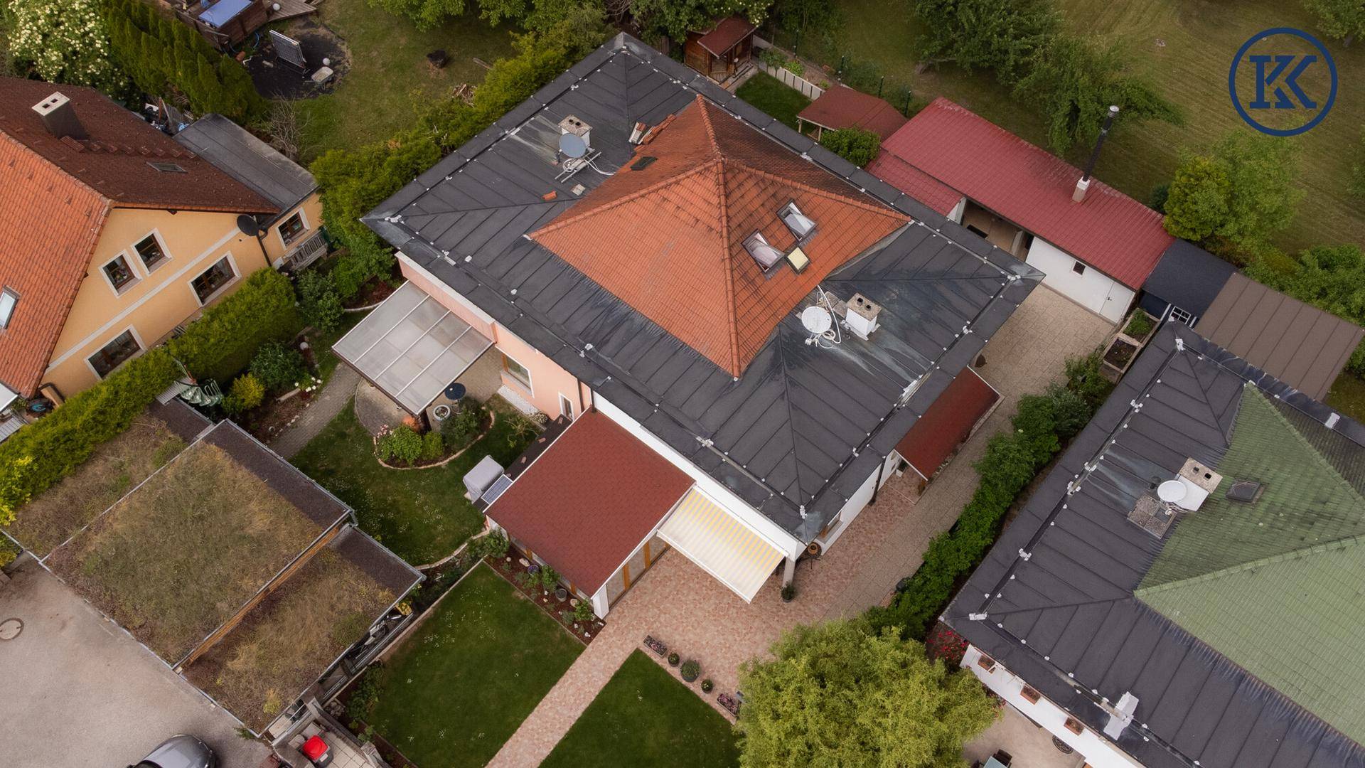 Weitläufige Luftaufnahme des Anwesens mit umliegenden Häusern und viel Grün in der Nachbarschaft.