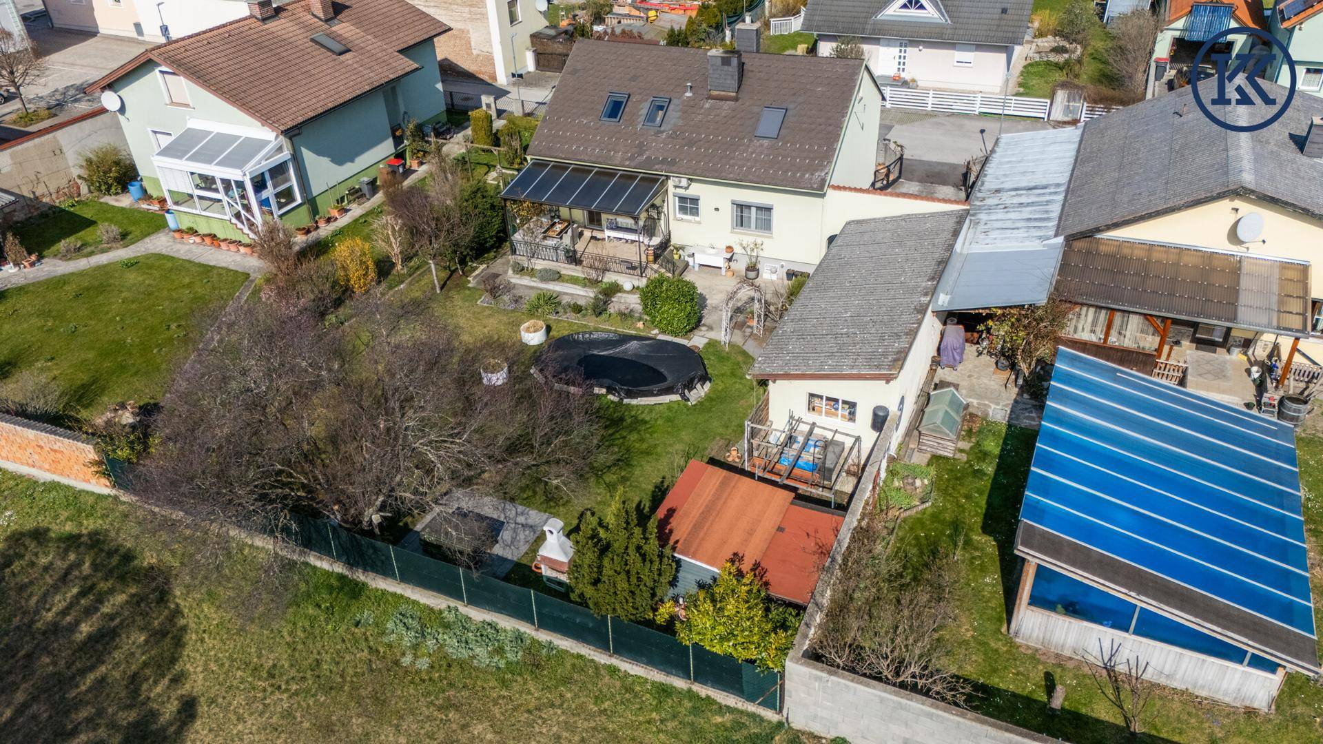 Vogelperspektive des Anwesens mit Garten, Pool und angrenzenden Grundstücken.