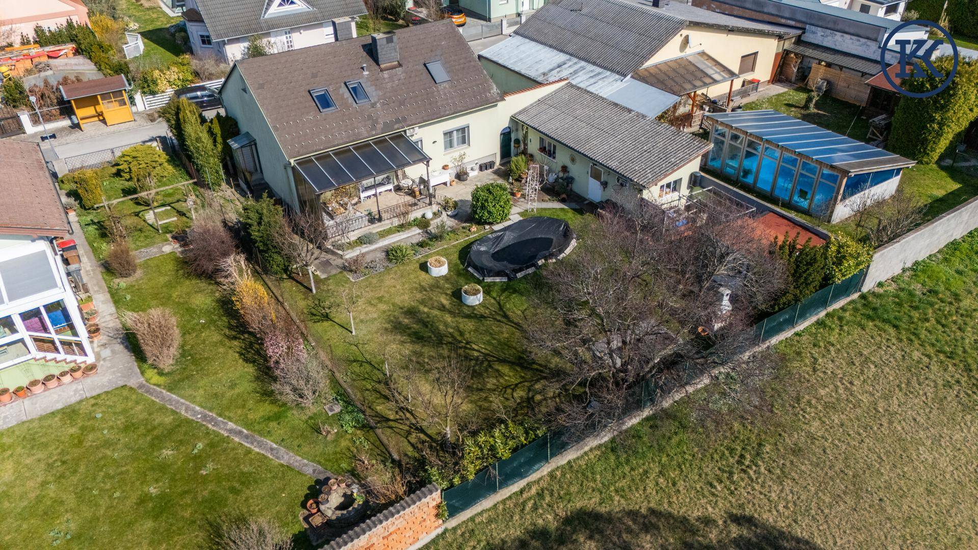 Weitläufige Luftaufnahme des Grundstücks mit Haus, Garten und Nachbarschaft.