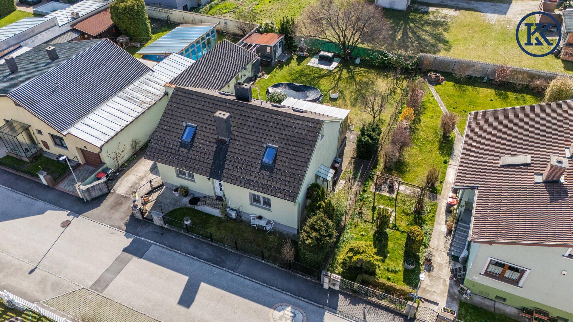 Vogelperspektive des Hauses mit Garten und umliegender Wohnbebauung.