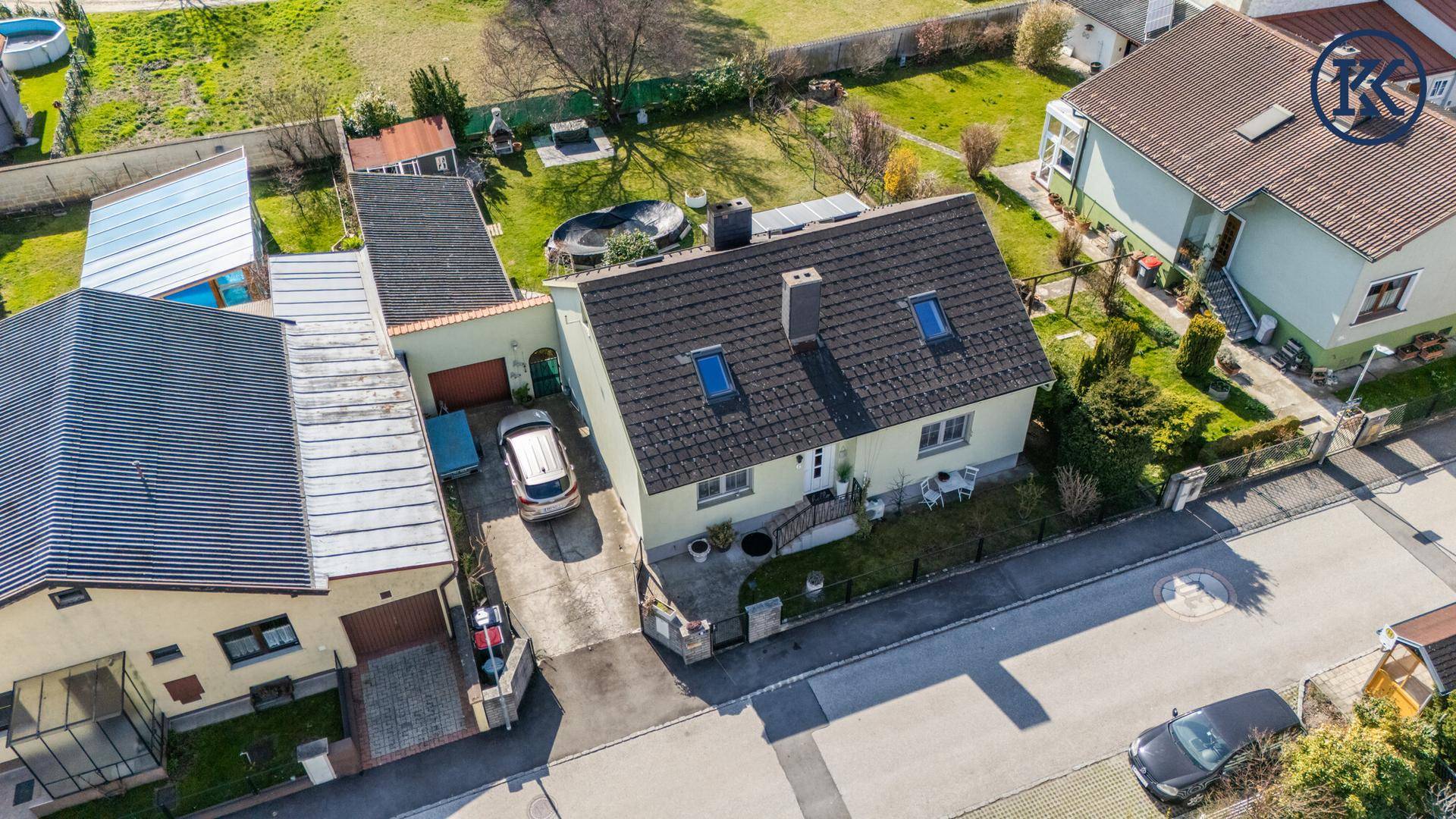 Luftaufnahme des Anwesens mit Haus, Zufahrt und angrenzenden Grundstücken.