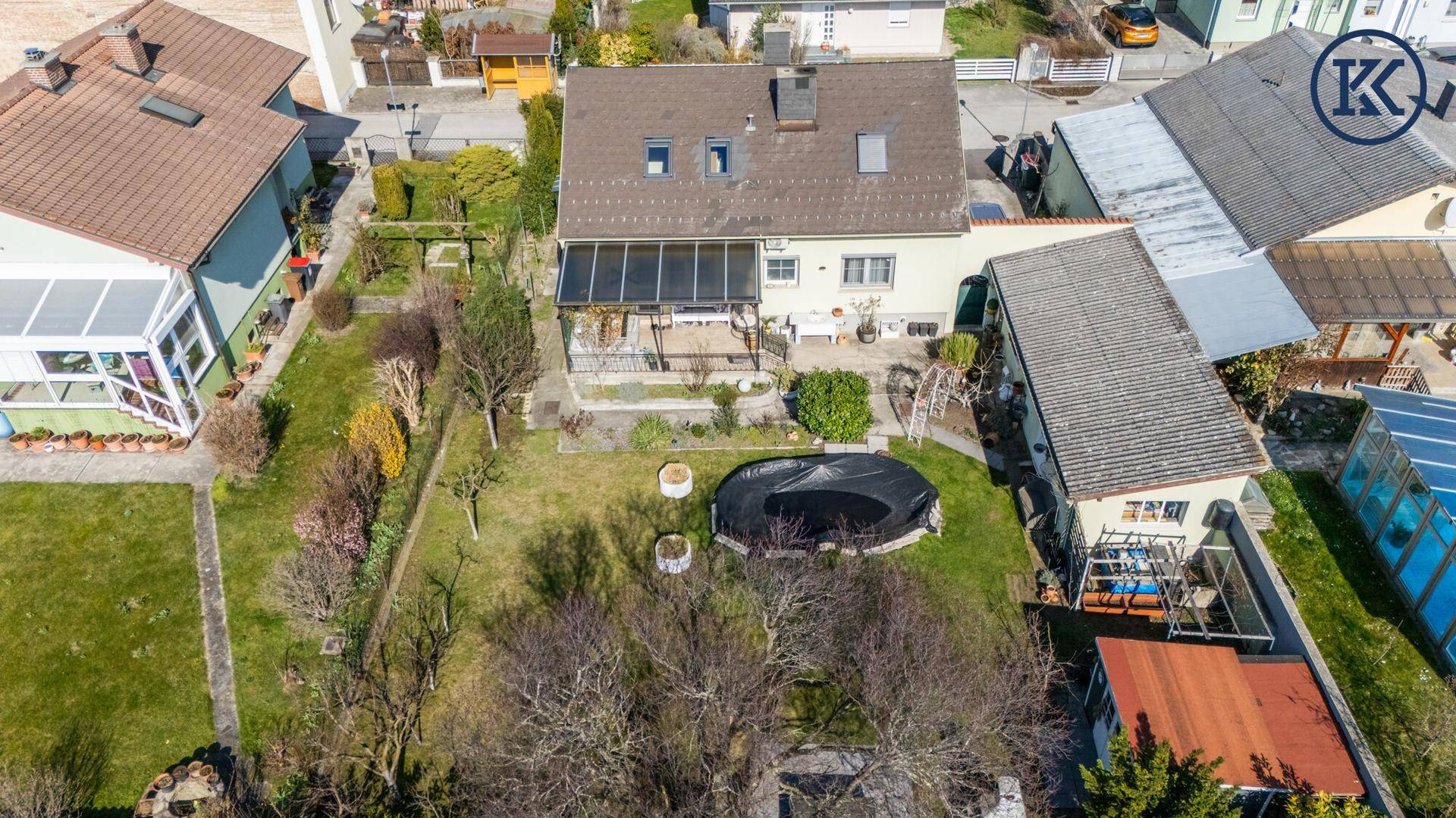 Luftaufnahme des Hauses mit Garten, Pool und angrenzenden Gebäuden.