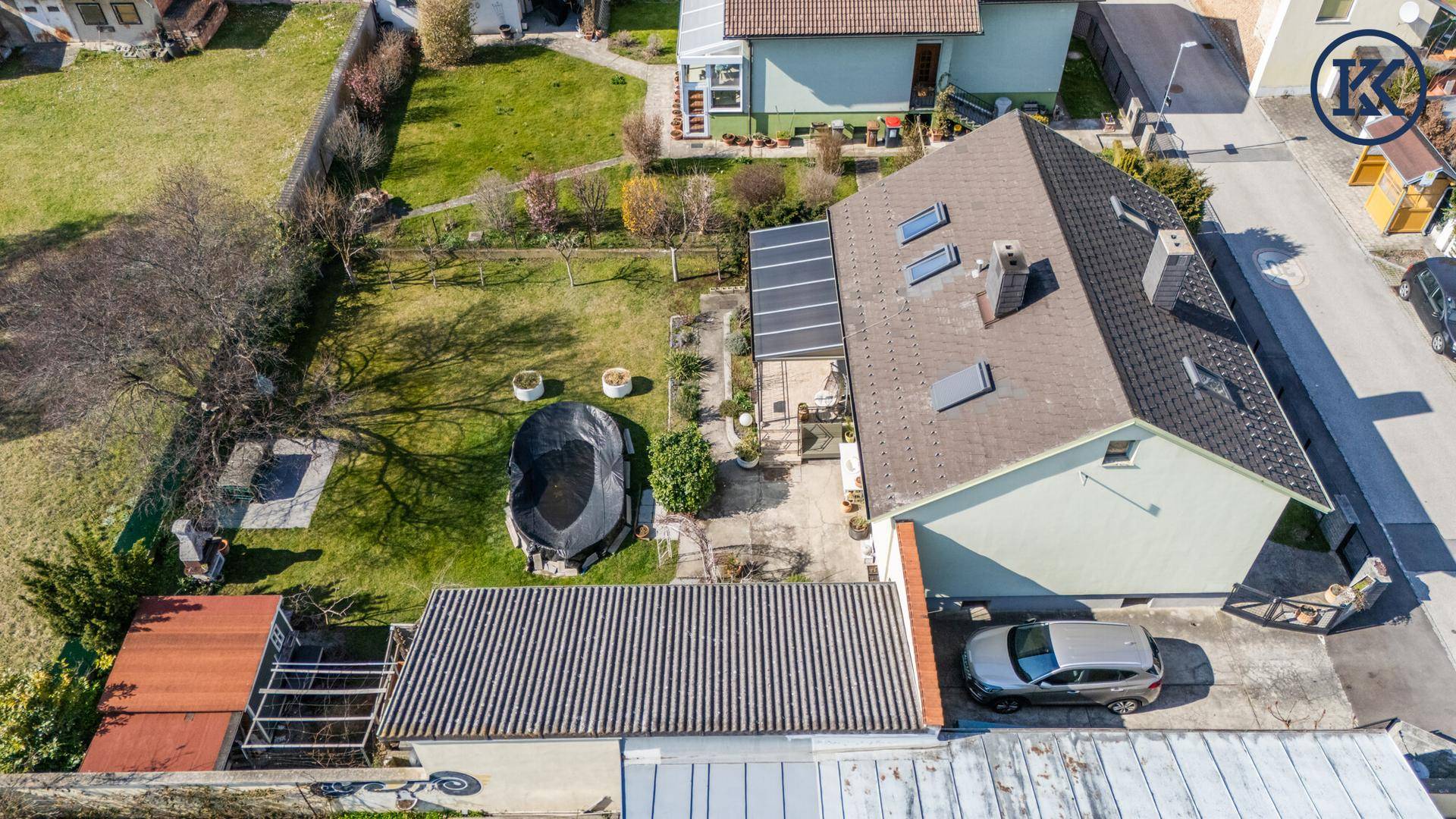 Vogelperspektive des Anwesens mit Haus, Garten und angrenzenden Grundstücken.