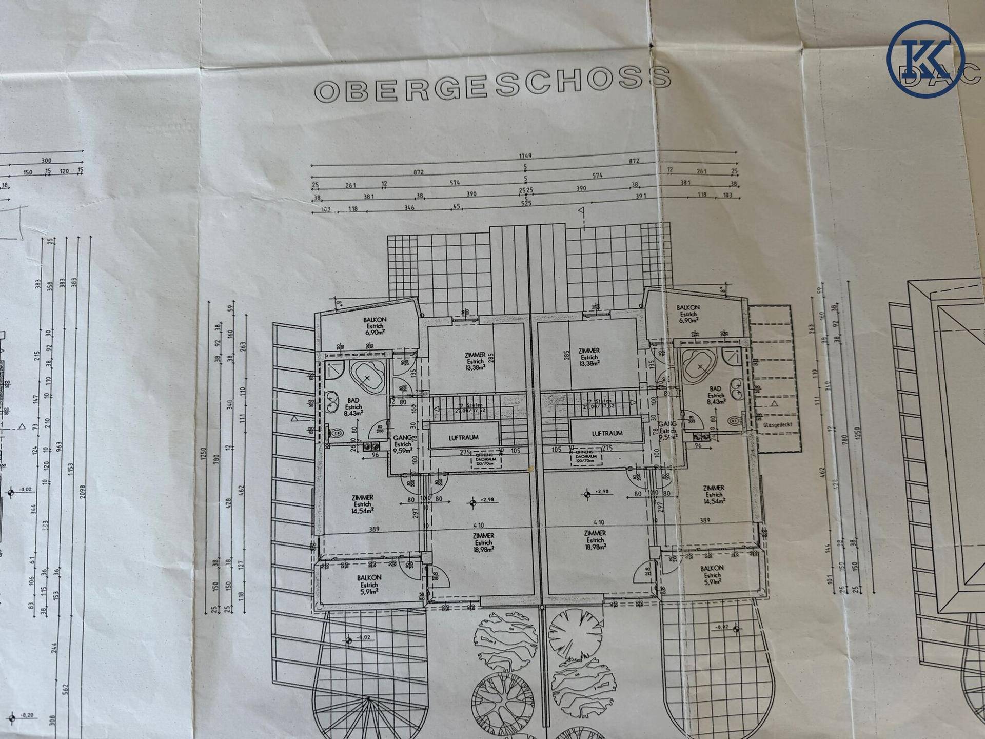 Grundriss des Obergeschosses mit Schlafzimmern, Bädern und Balkonen für zwei separate Wohneinheiten.