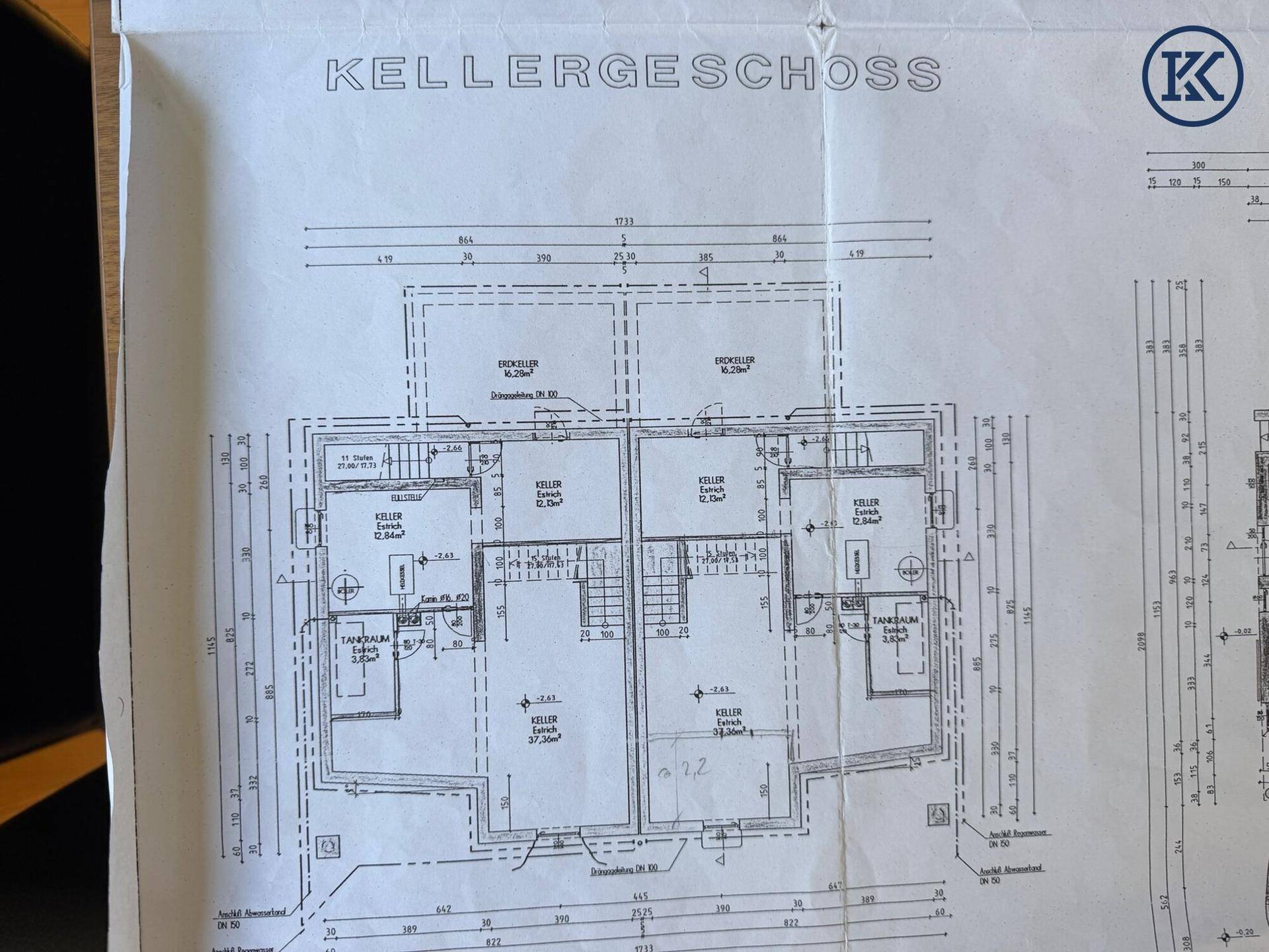 Grundriss des Kellergeschosses mit mehreren Kellerräumen und Technikbereichen für zwei Wohneinheiten.