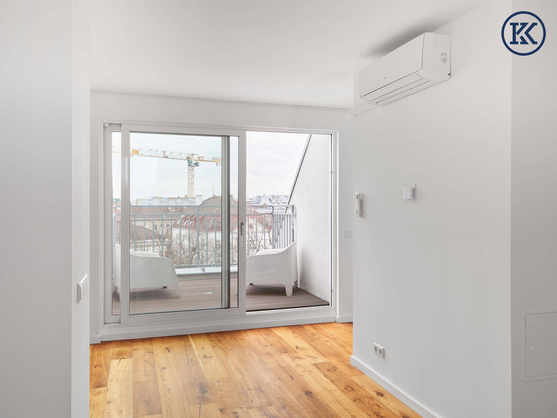 Große Schiebetür zum Balkon bietet viel Licht und Ausblick auf die Stadt.