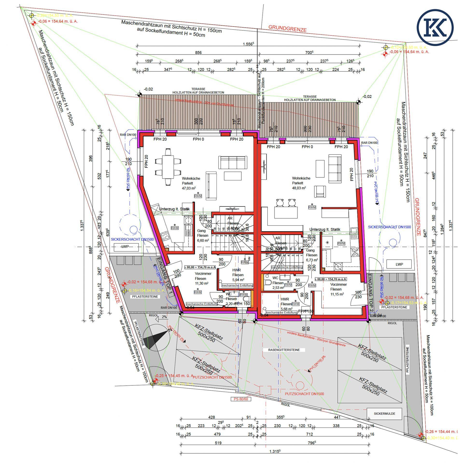 Gesamtgrundriss des Erdgeschosses mit zwei Wohneinheiten, Terrassen und Parkplätzen.