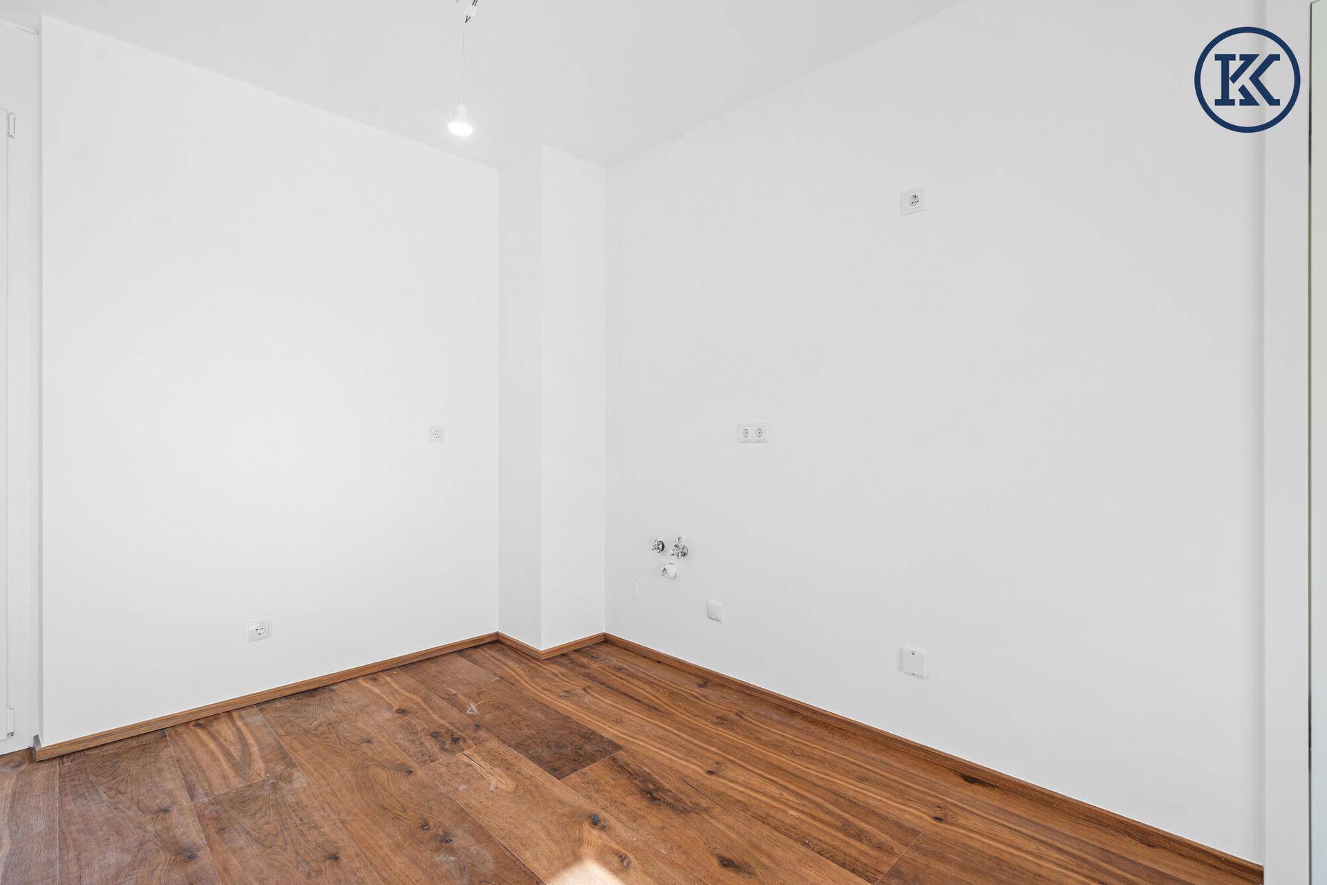 Kleiner, heller Raum mit Holzboden, ideal als Schlafzimmer oder Arbeitszimmer nutzbar.