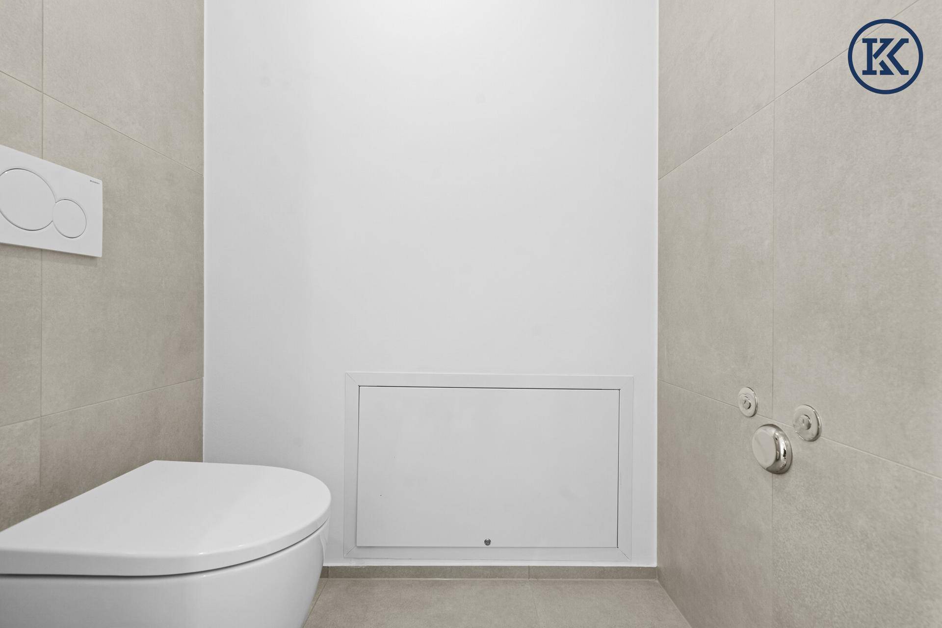 Modernes Gäste-WC mit wandhängender Toilette und hellgrauen großformatigen Fliesen.