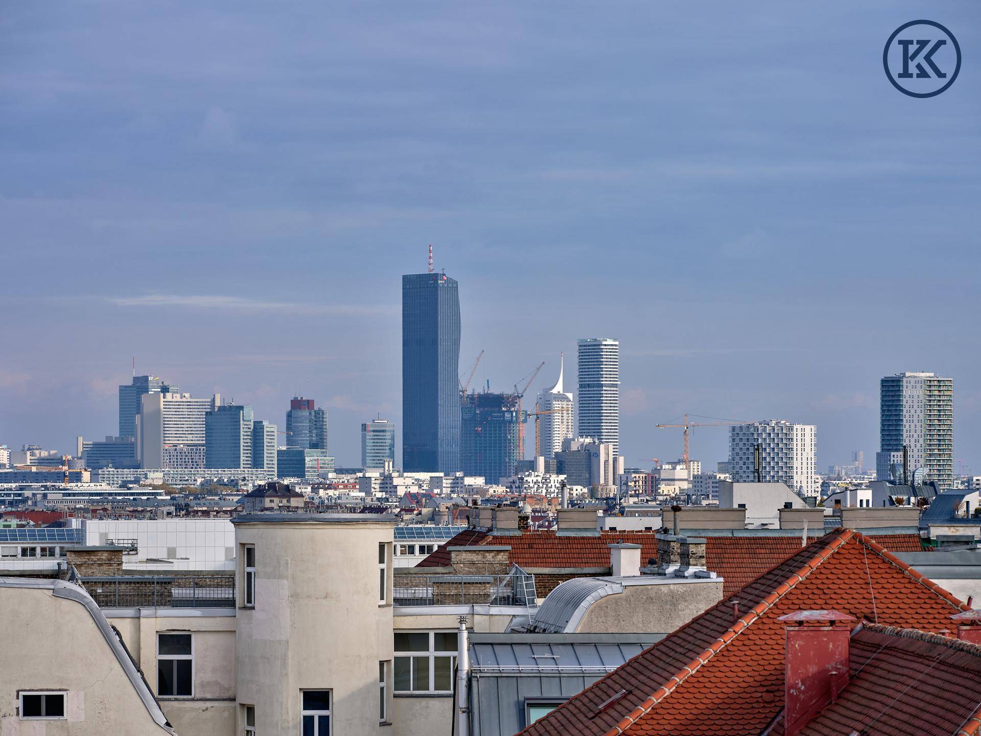 Panoramablick auf die Skyline der Stadt mit modernen Wolkenkratzern und traditionellen Dächern.