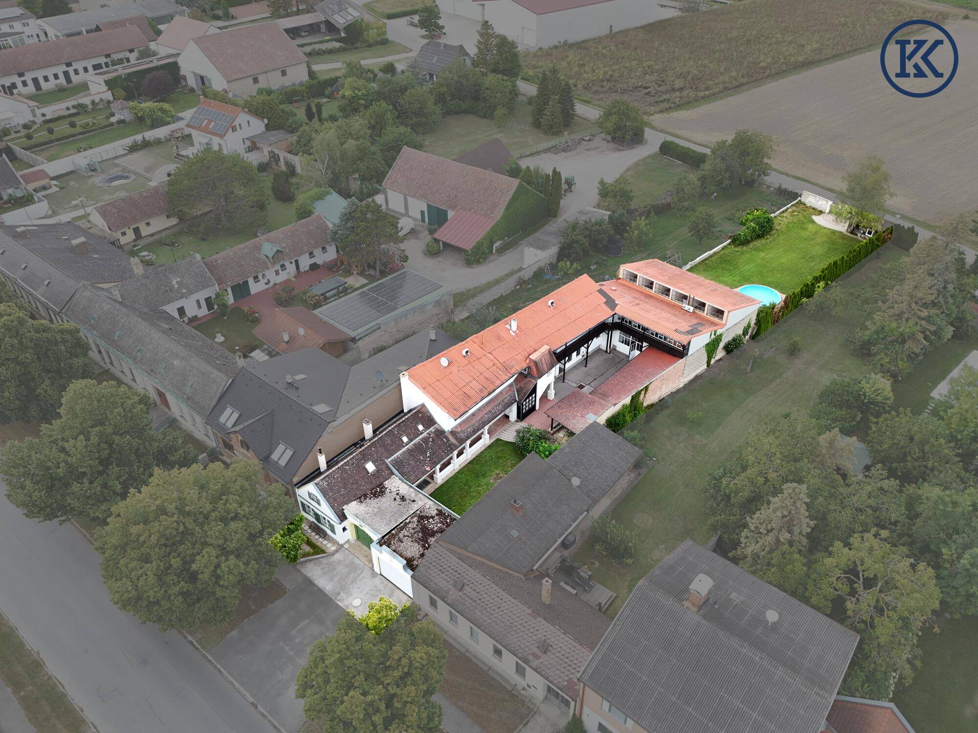 Übersicht des weitläufigen Anwesens aus der Vogelperspektive mit Gebäudekomplex und Grünflächen.