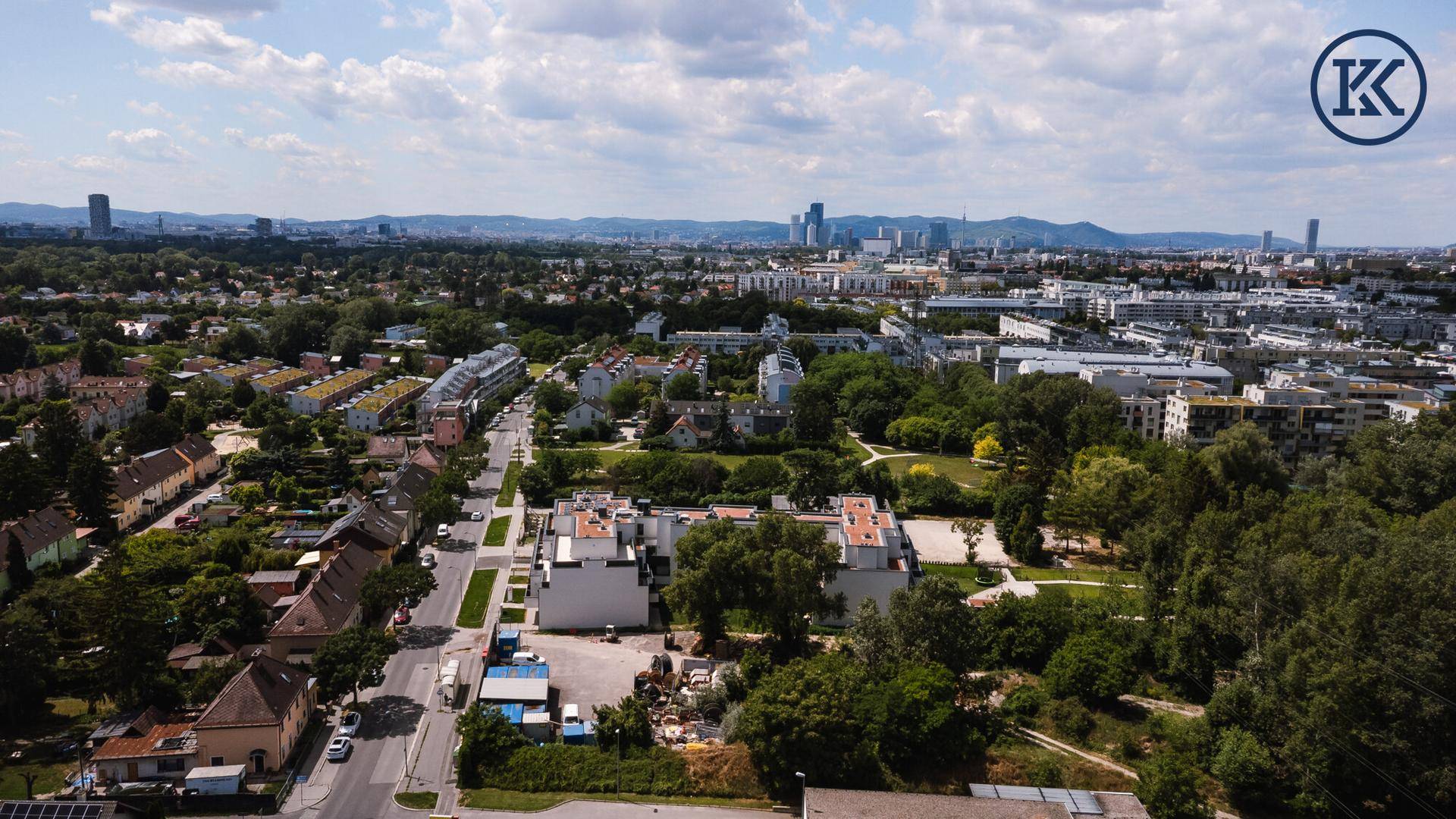Weitläufige Luftaufnahme einer städtischen Wohngegend mit Blick auf die Skyline.