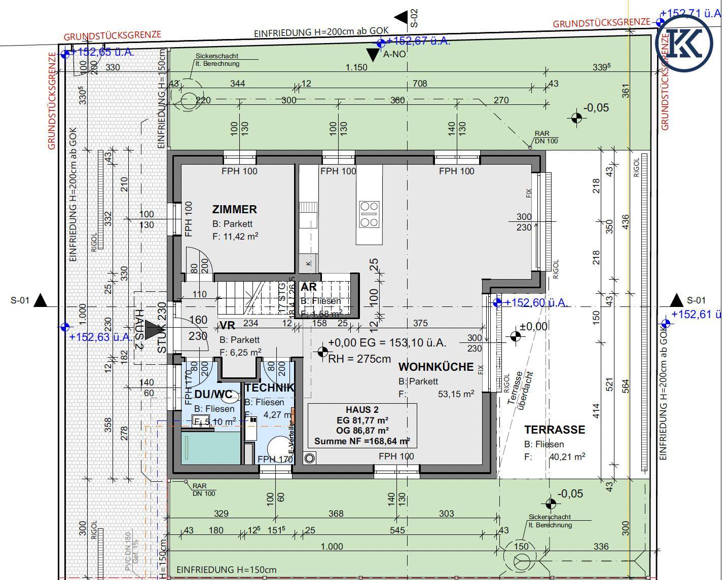 Grundriss des Erdgeschosses mit Wohnküche, Zimmer und Terrasse, zeigt die Raumaufteilung.