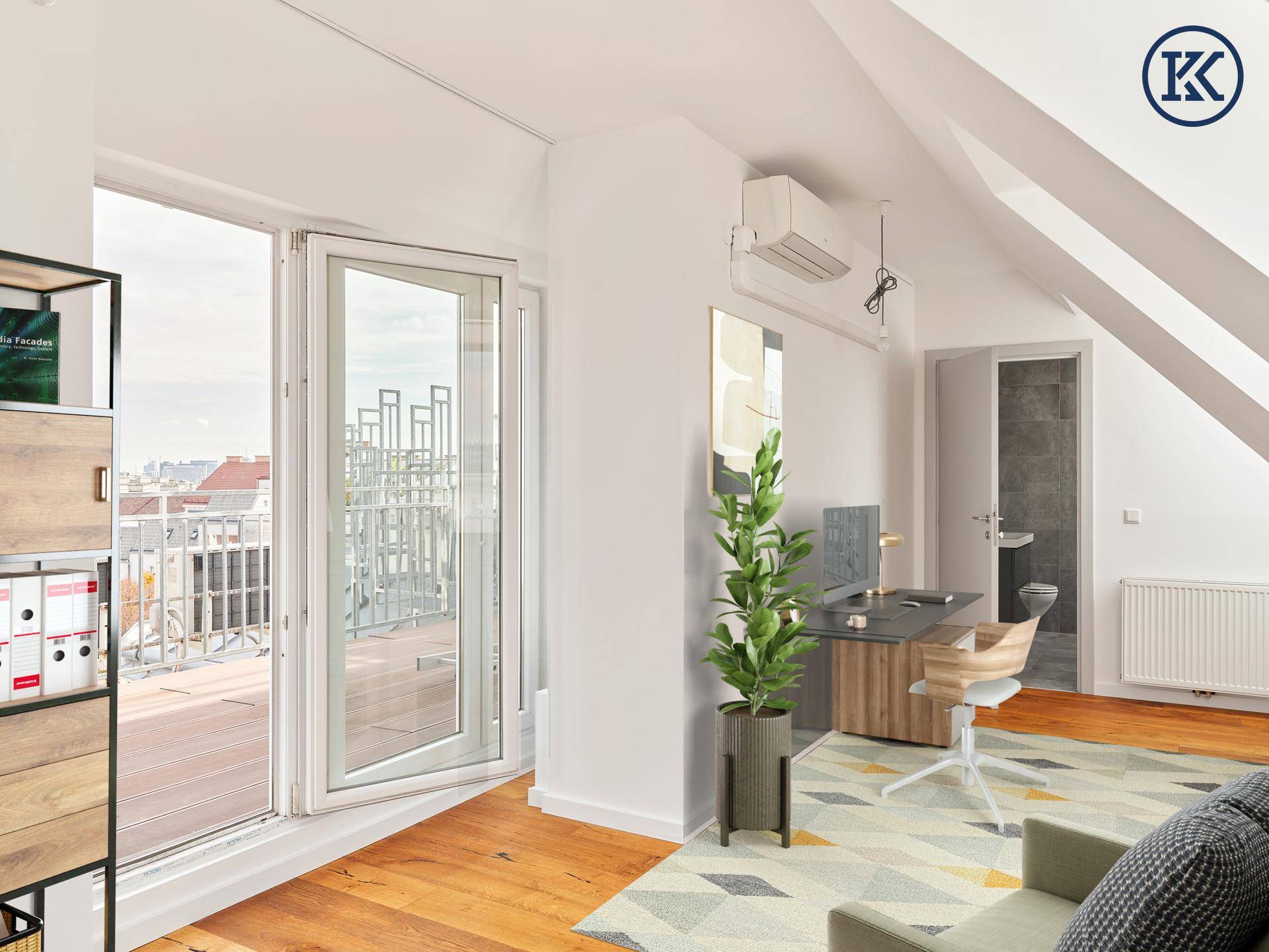 Helles Dachgeschosszimmer mit Holzboden, Schreibtisch und Zugang zur Dachterrasse.