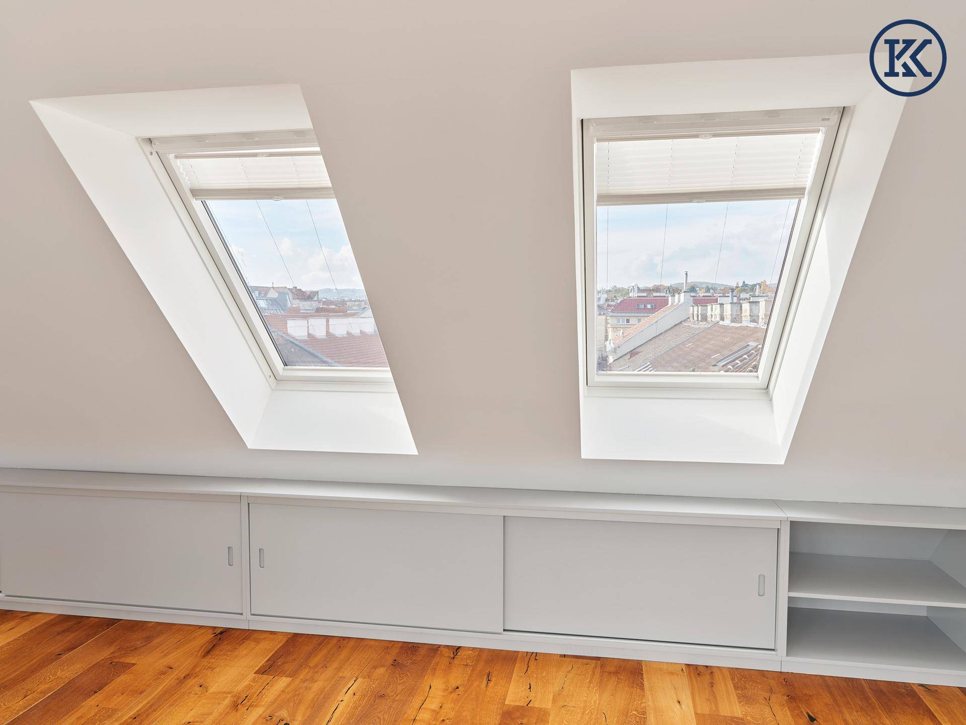 Zwei große Dachfenster bieten einen weiten Blick über die Dächer der Stadt.