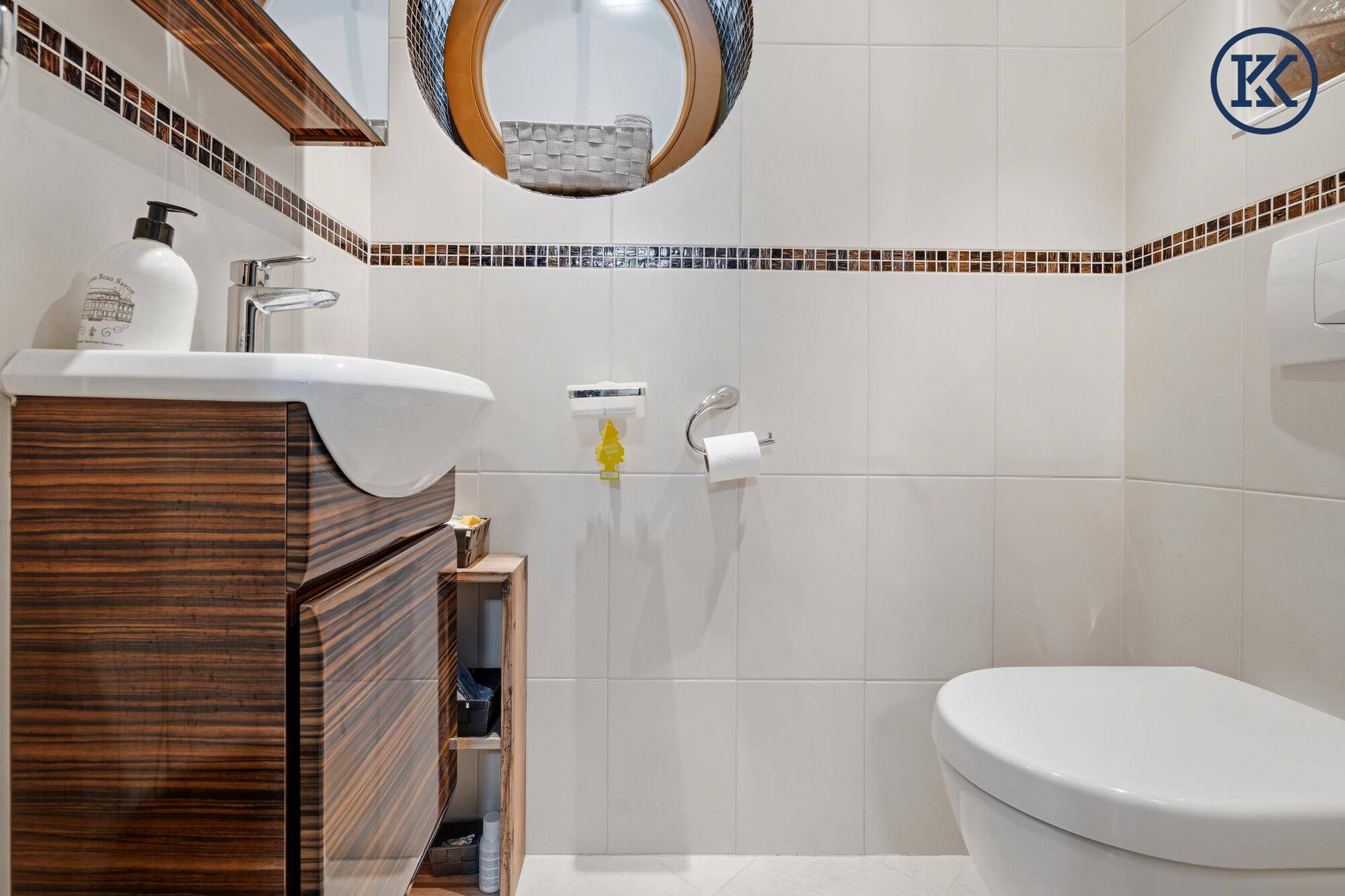 Modernes Gäste-WC mit Holzelementen, Waschbecken und Wand-WC.