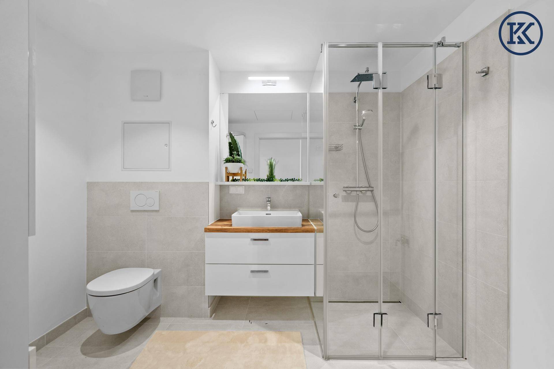 Modernes Badezimmer mit begehbarer Dusche, wandhängendem WC und eleganten Fliesen.