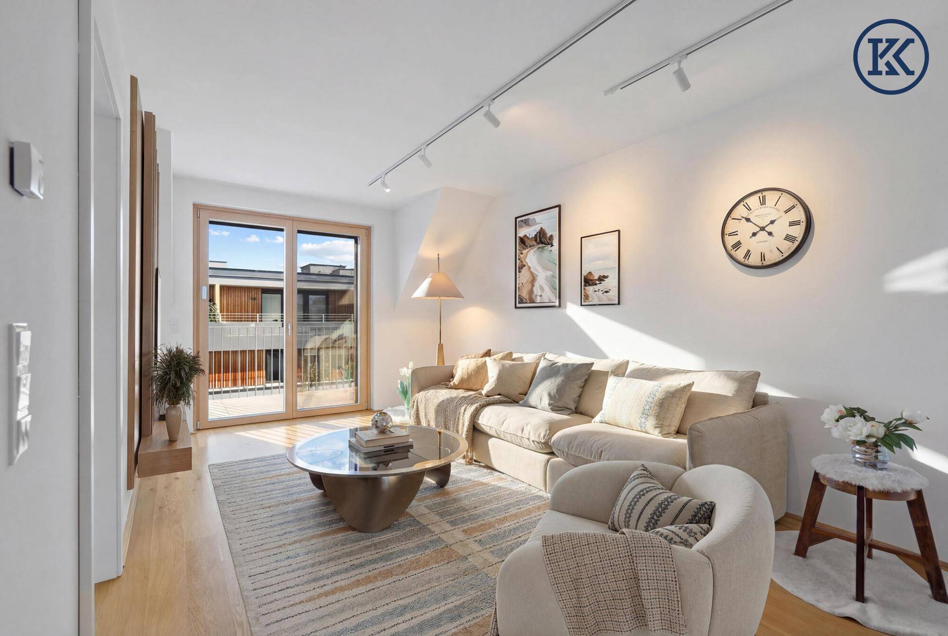 Helles Wohnzimmer mit beigem Sofa, Holzboden und Zugang zu einem Balkon.