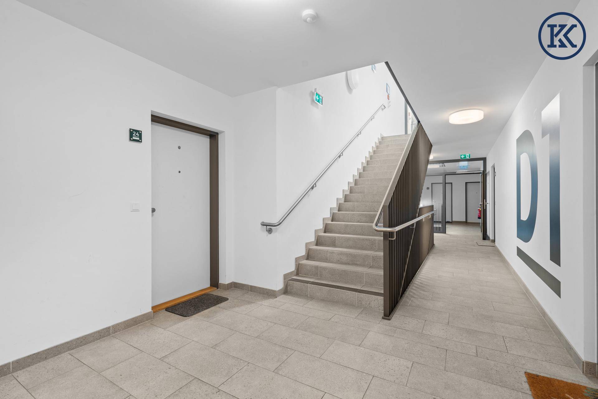 Geräumiger Treppenhausbereich mit Fliesenboden und Zugang zu den oberen Etagen.