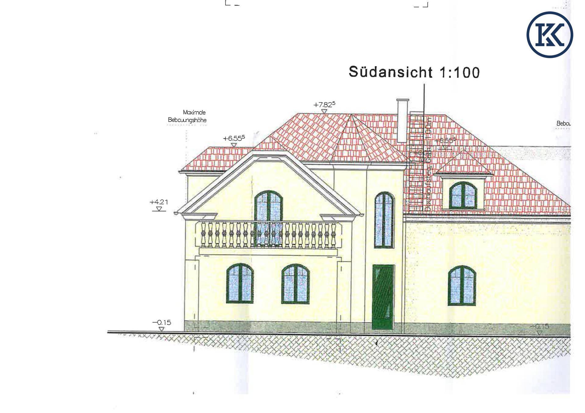 Südansicht des Gebäudes mit Balkon, Satteldach und hohen Fenstern, die viel Licht hereinlassen.