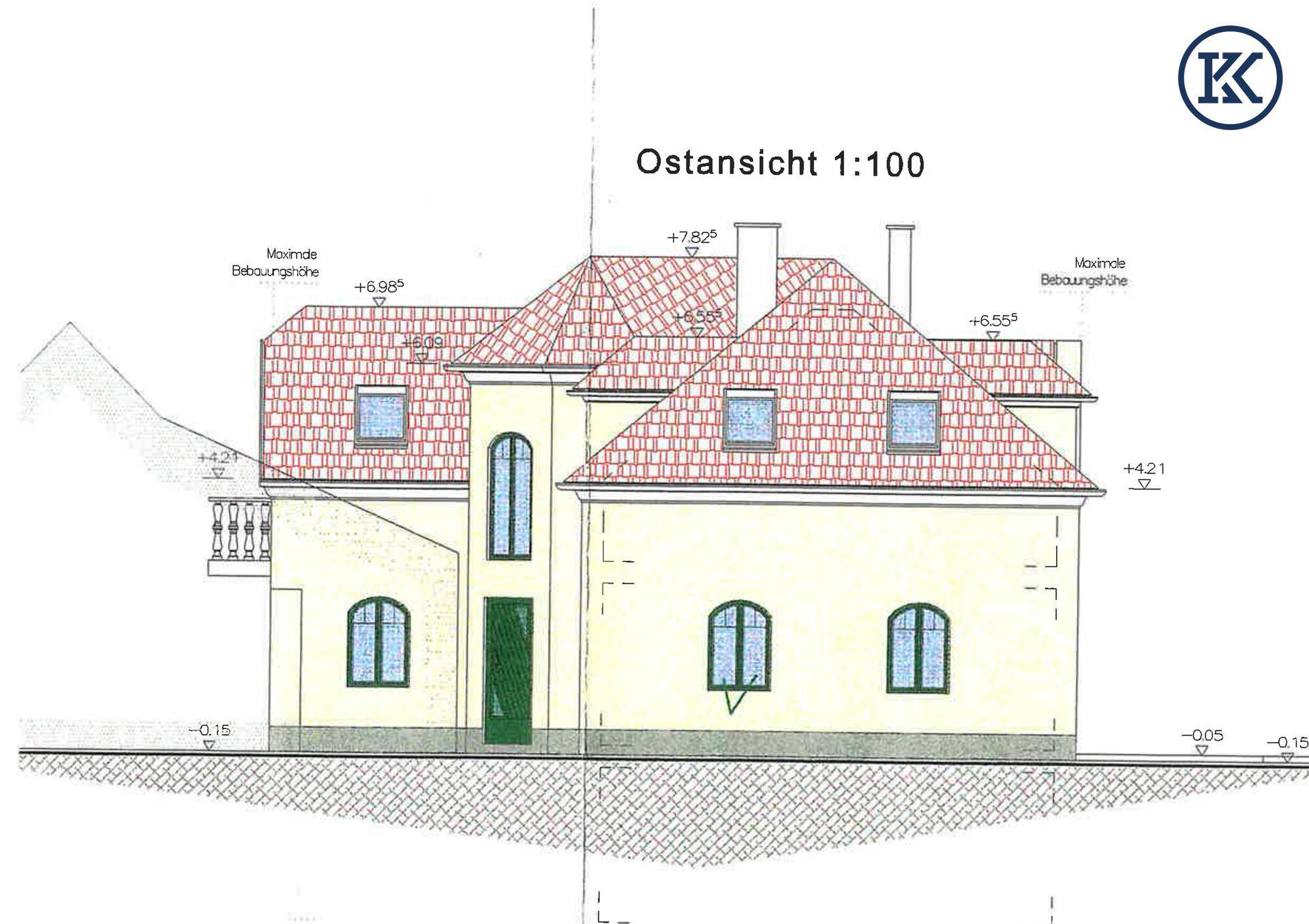 Ostansicht des Hauses mit klassischer Architektur, Satteldach und hohen Fenstern.