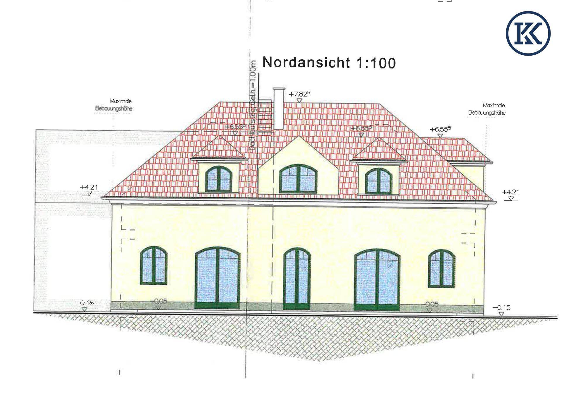 Nordansicht des Gebäudes mit Satteldach, Gaubenfenstern und großen Fenstertüren im Erdgeschoss.