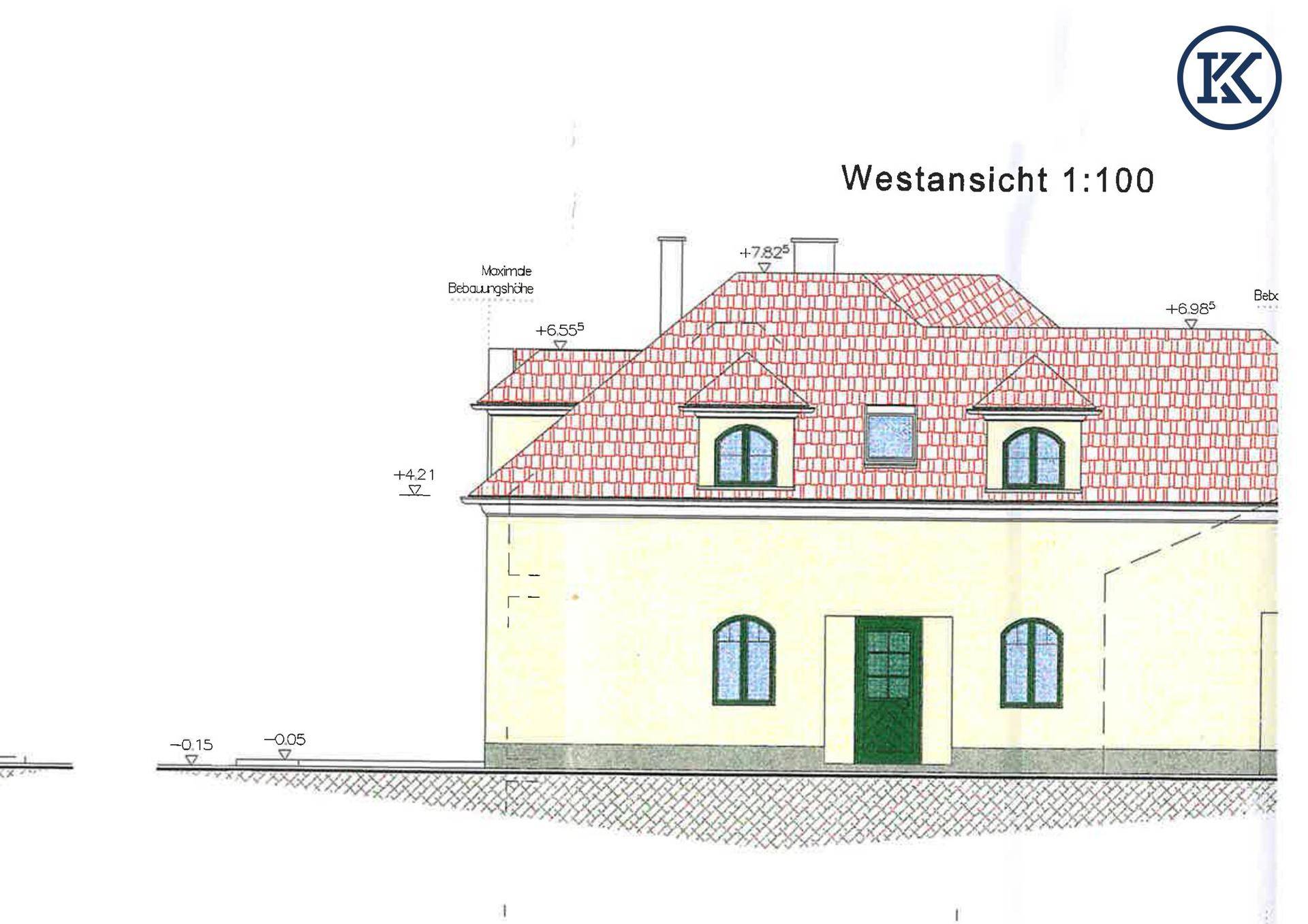 Westansicht des Hauses mit klassischer Fassade, Satteldach und mehreren Fenstern.