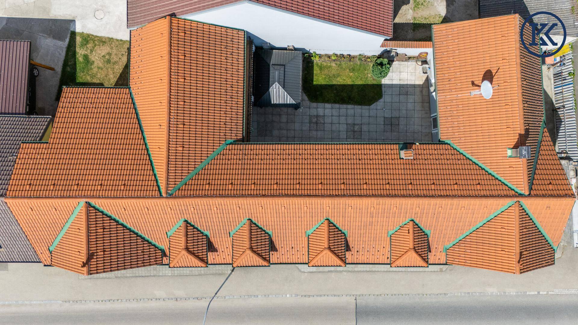 Vogelperspektive des Hauses mit ziegelgedecktem Satteldach und mehreren Gauben.