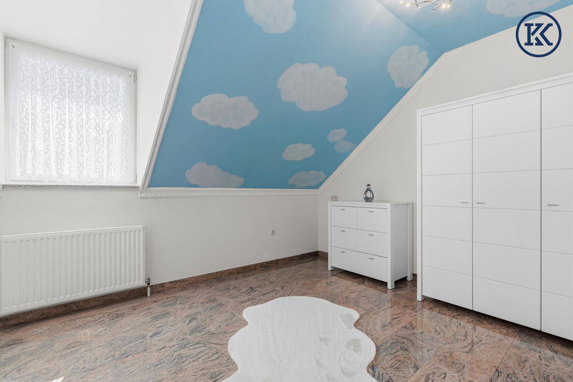 Kinderzimmer mit Granitboden, weißem Mobiliar und einer Wolken-Deckenmalerei.