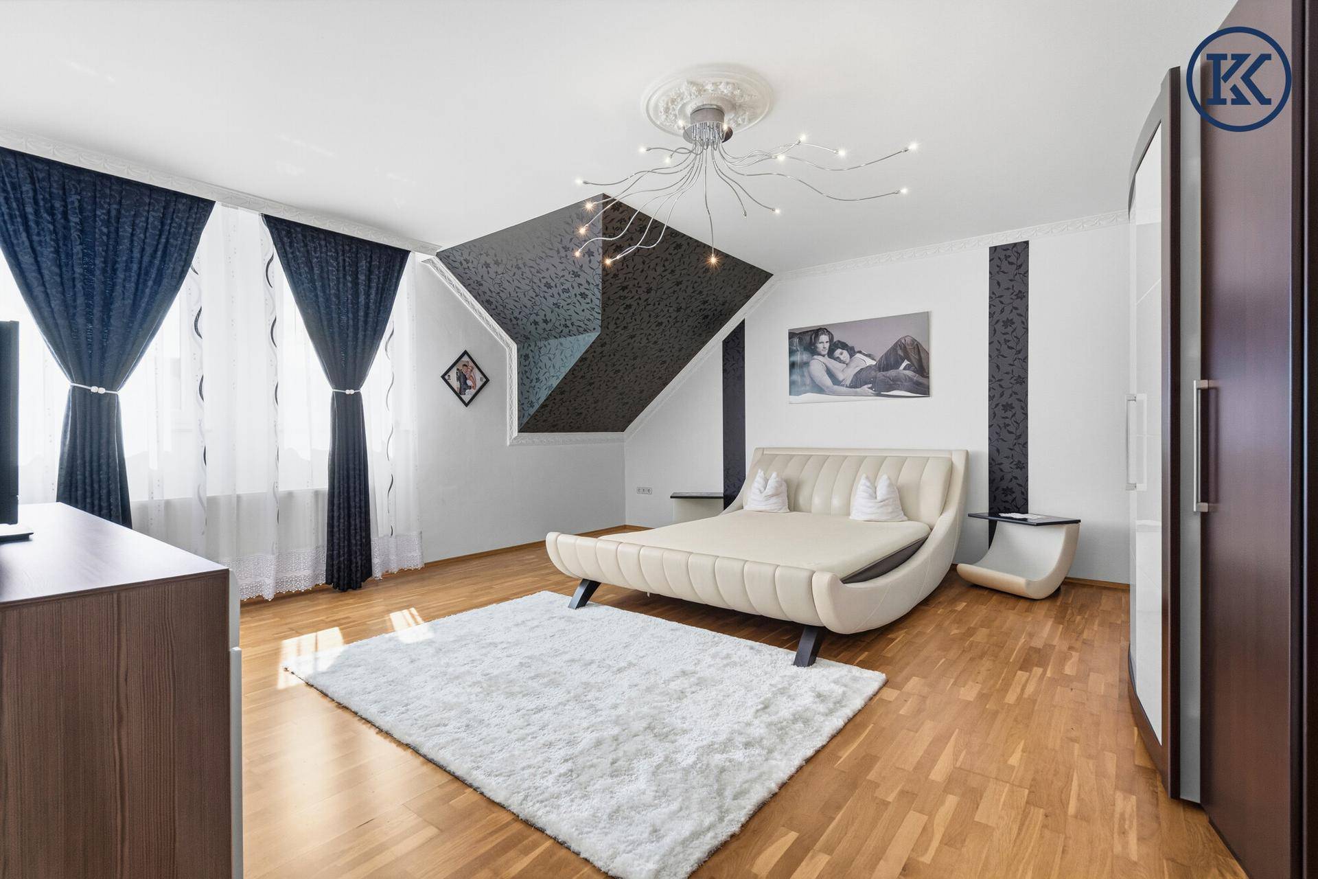 Modernes Schlafzimmer mit Parkettboden, Doppelbett und dekorativer Wandgestaltung.