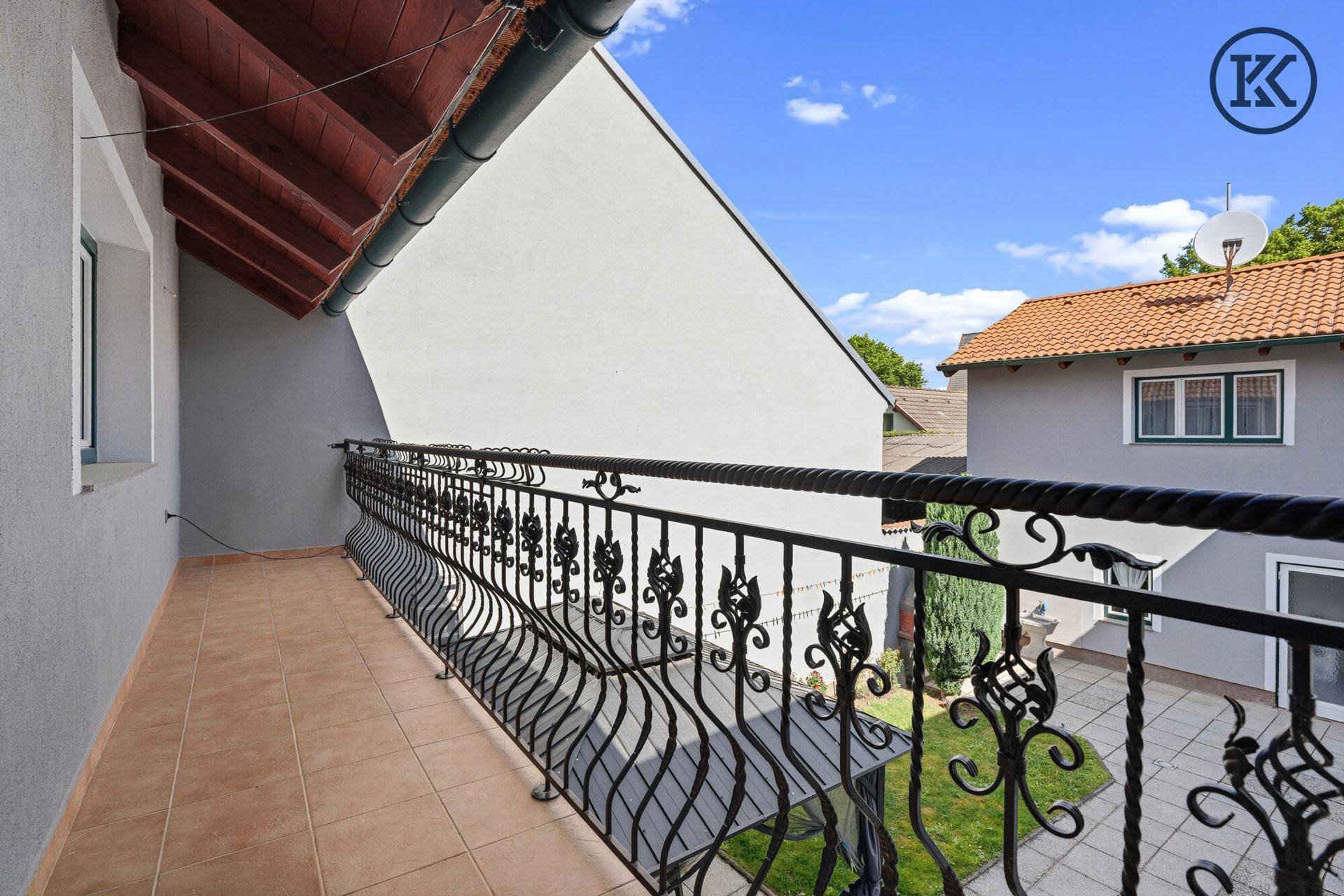 Langer Balkon mit schmiedeeisernem Geländer und Blick auf den Innenhof.