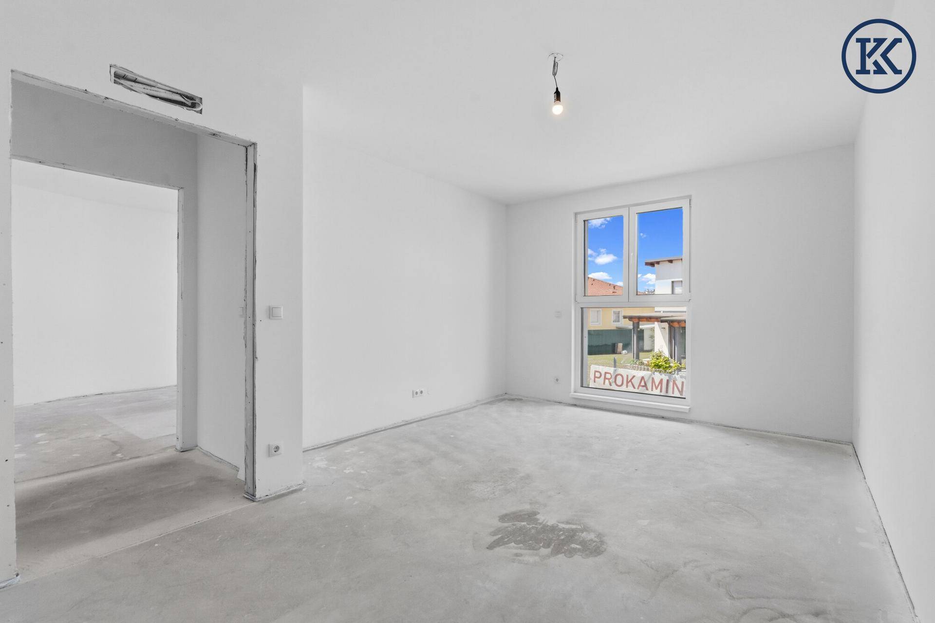 Geräumiges, unfertiges Zimmer mit großem Fenster und Blick ins Grüne, ideal für Schlafzimmer.
