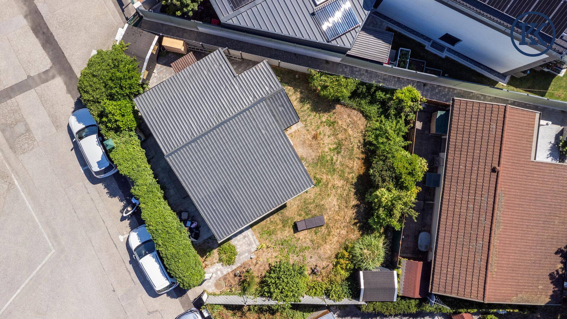 Luftaufnahme des Grundstücks mit Haus, Garten und angrenzenden Gebäuden.