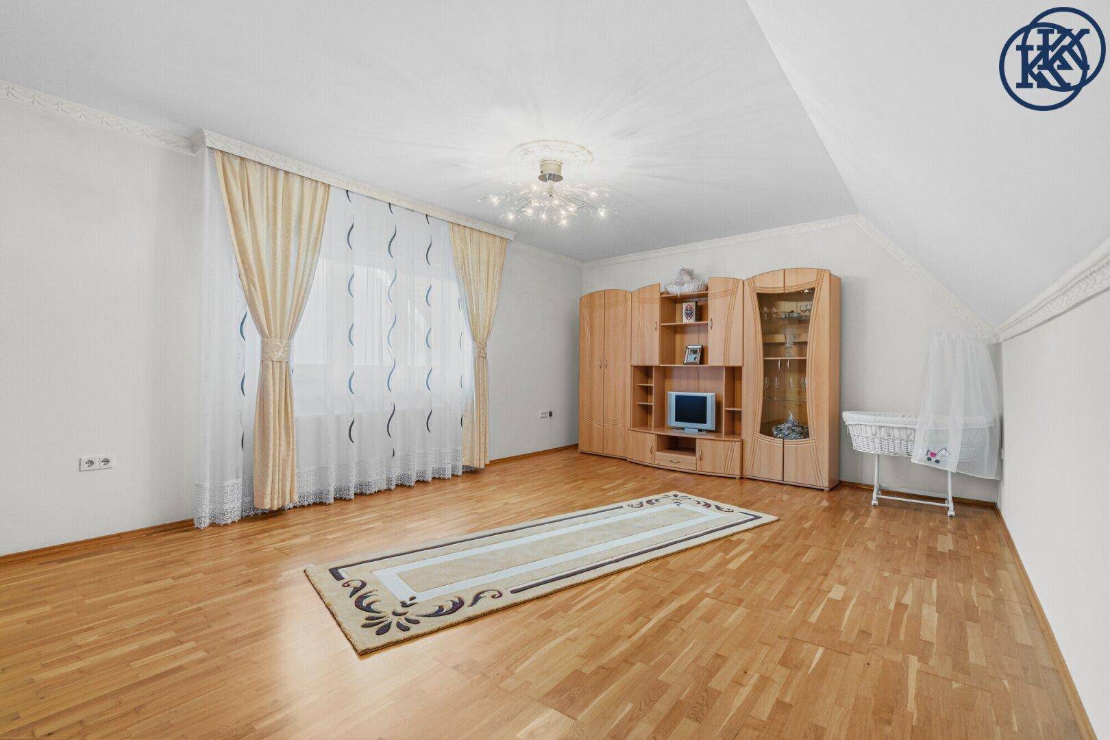Kinderzimmer mit Parkettboden, Kleiderschrank und Dachschräge, hell und freundlich.