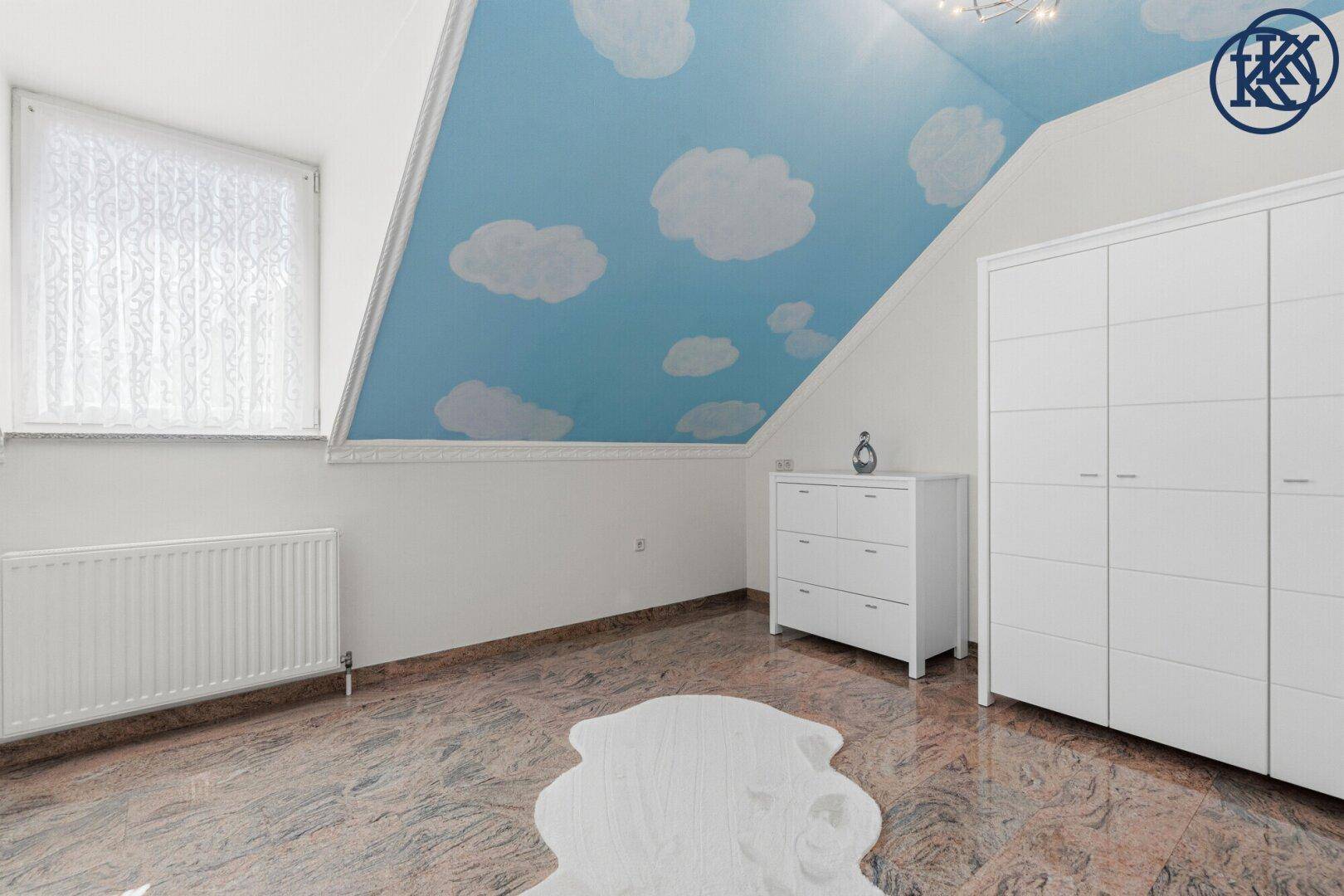 Kreativ gestaltetes Kinderzimmer mit Granitboden, weißem Schrank und Wolkenhimmel an der Decke.