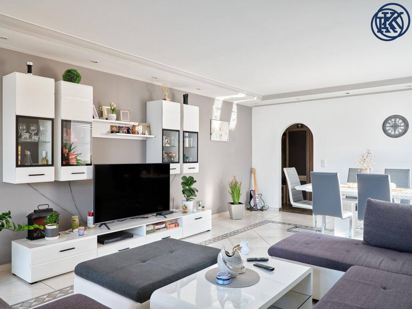 Geräumiges Wohn- und Esszimmer mit modernem TV-Möbel und Essbereich.