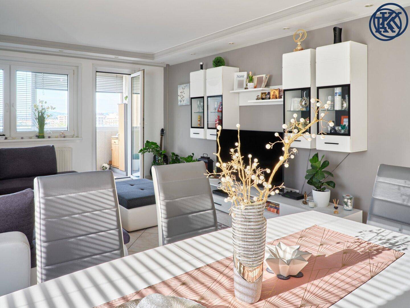 Essbereich mit modernem Esstisch und Stühlen, offen zum Wohnzimmer.