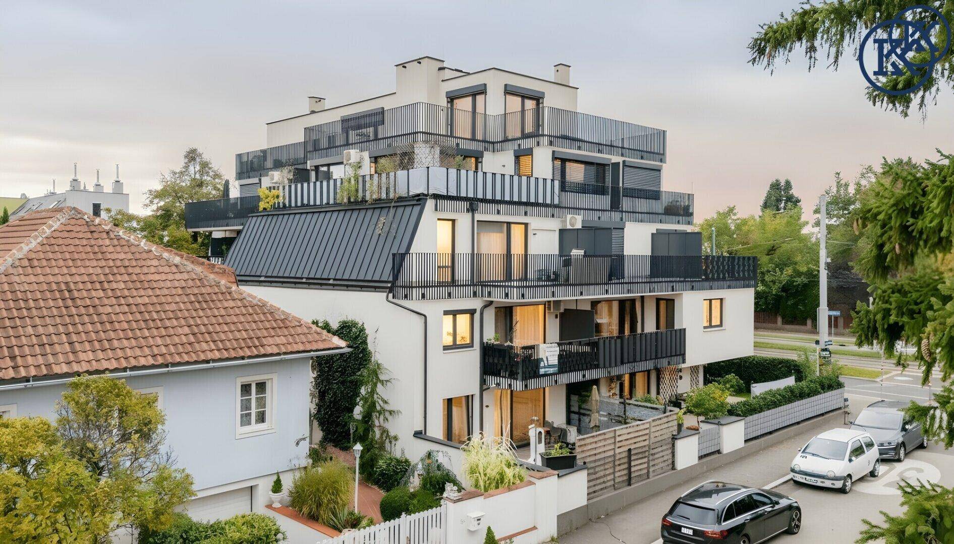 Vogelperspektive des modernen Apartmentkomplexes mit Terrassen und der umliegenden Wohngegend.