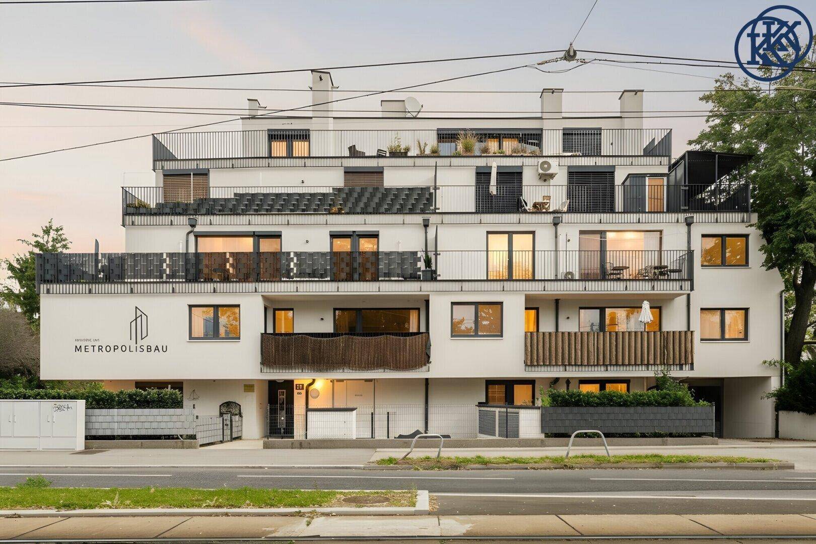 Straßenansicht des modernen Apartmentgebäudes mit Eingangsbereich und mehreren Balkonen.